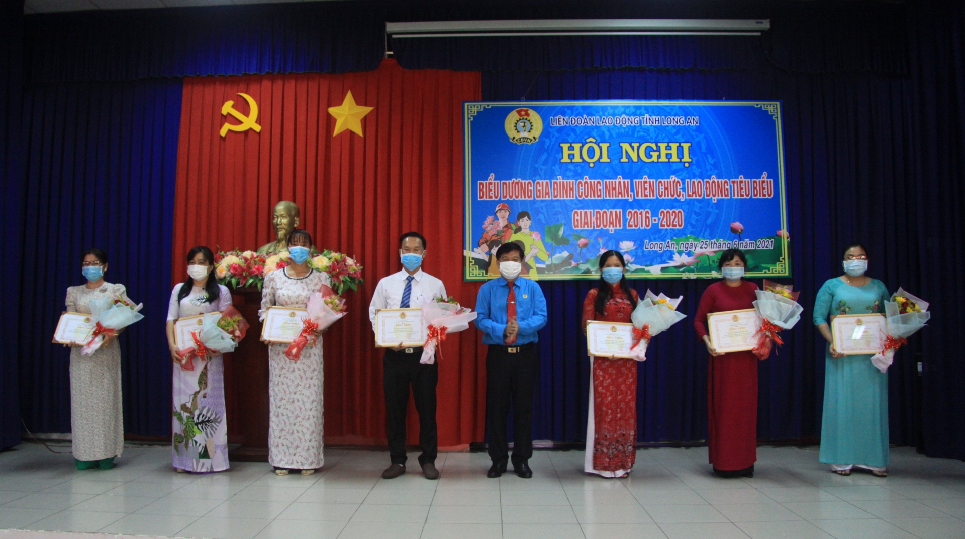 Long An : Biểu dương 30 gia đình công nhân, viên chức, lao động tiêu biểu