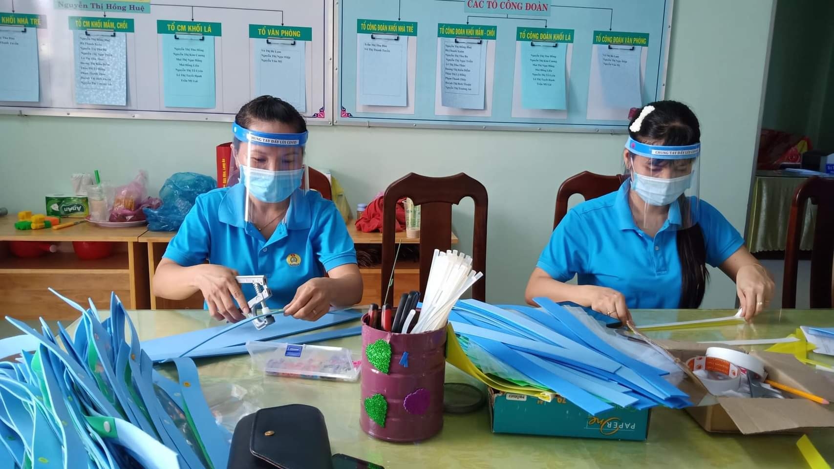 Giáo viên mầm non làm kính chống giọt bắn tặng tuyến đầu chống dịch