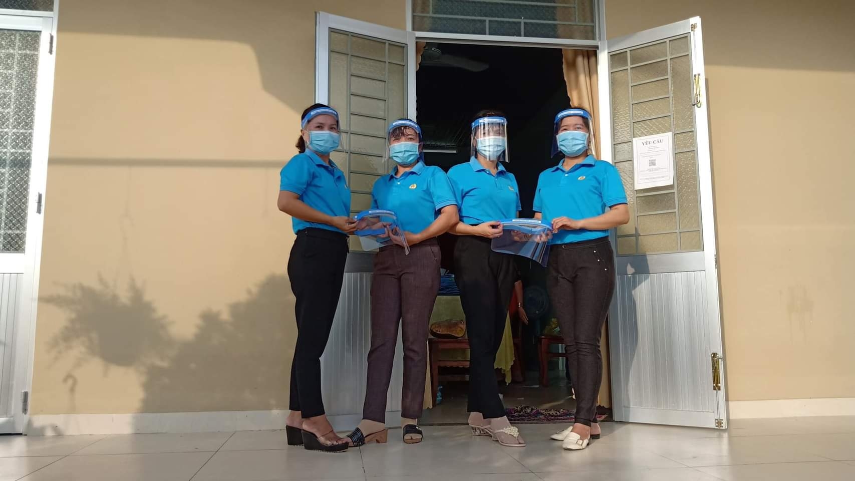 Giáo viên mầm non làm kính chống giọt bắn tặng tuyến đầu chống dịch