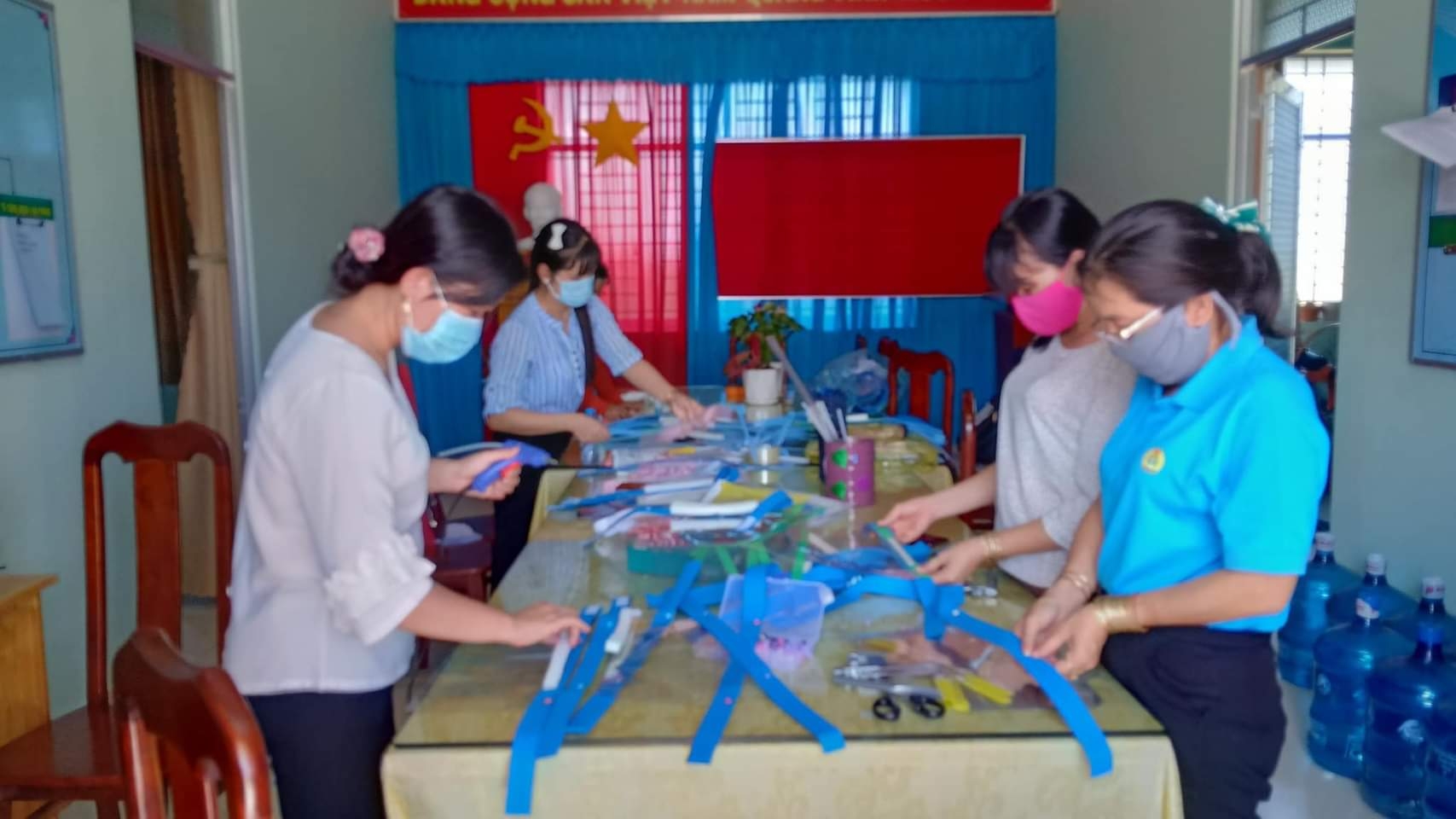 Giáo viên mầm non làm kính chống giọt bắn tặng tuyến đầu chống dịch