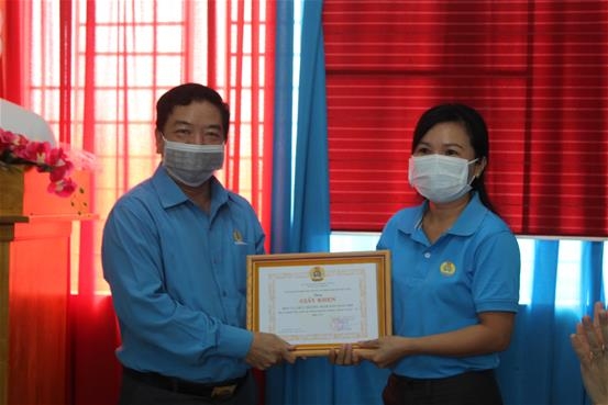 Giáo viên mầm non làm kính chống giọt bắn tặng tuyến đầu chống dịch