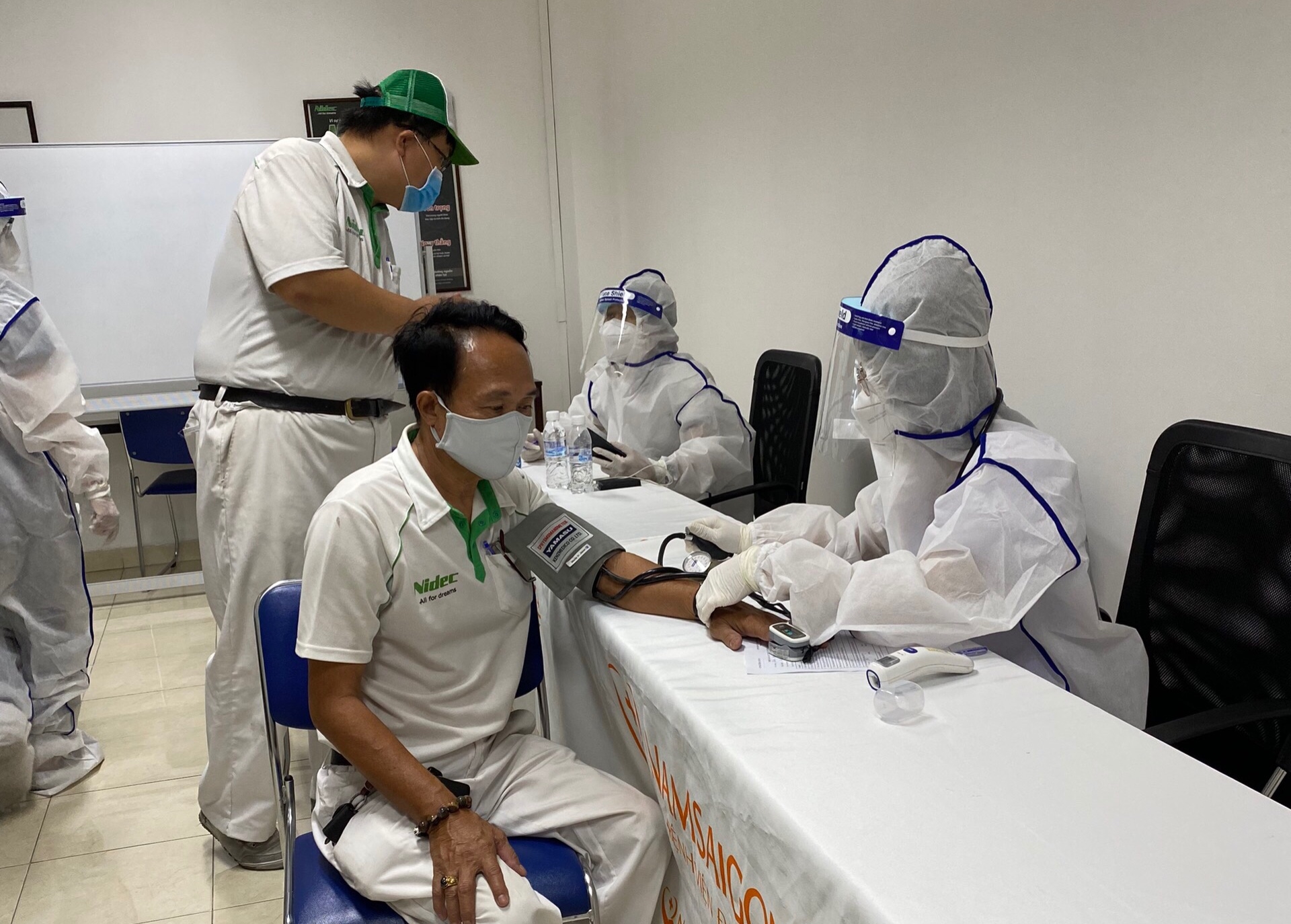 Công nhân an tâm làm việc khi được tiêm vaccine ngừa Covid -19