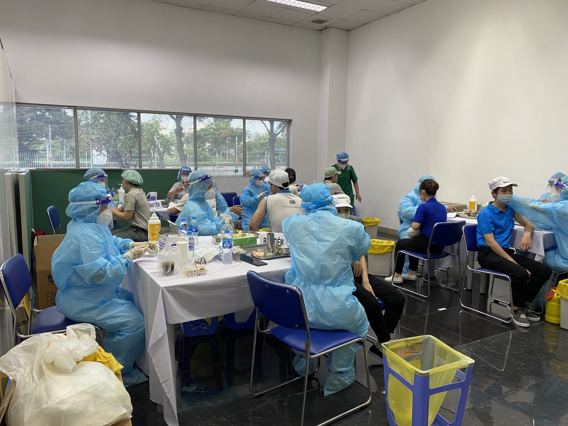 Công nhân an tâm làm việc khi được tiêm vaccine ngừa Covid -19