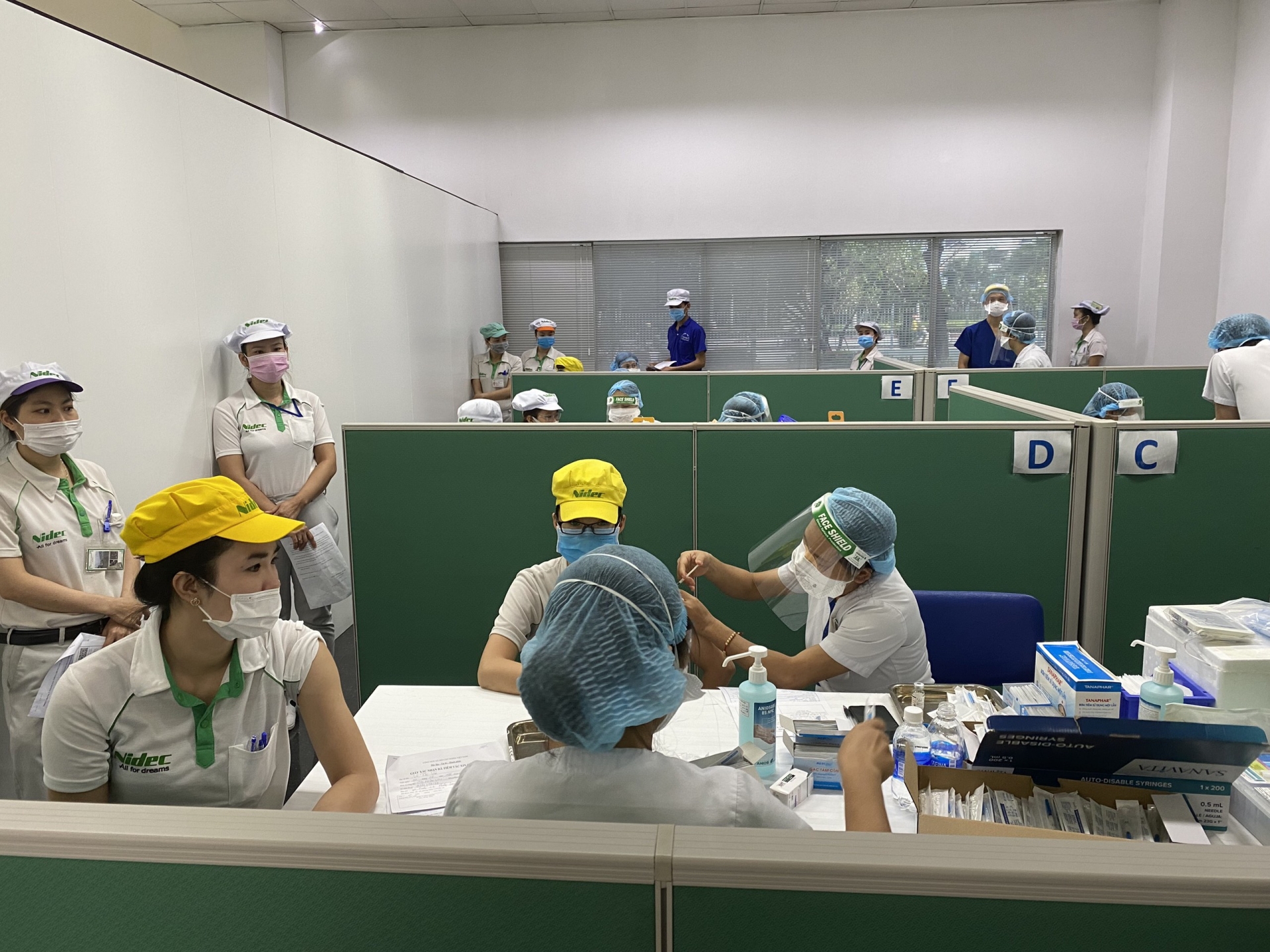 Công đoàn luôn sát cánh cùng người lao động cách ly tại nhà Công đoàn luôn sát cánh cùng người lao động cách ly tại nhà