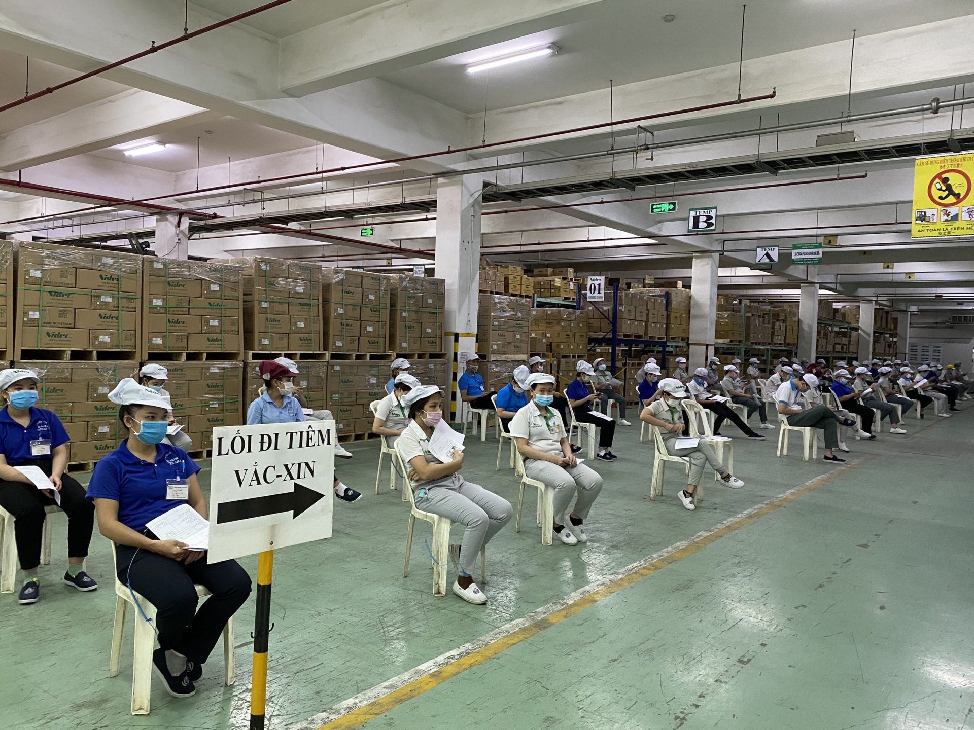 Công nhân an tâm làm việc khi được tiêm vaccine ngừa Covid -19