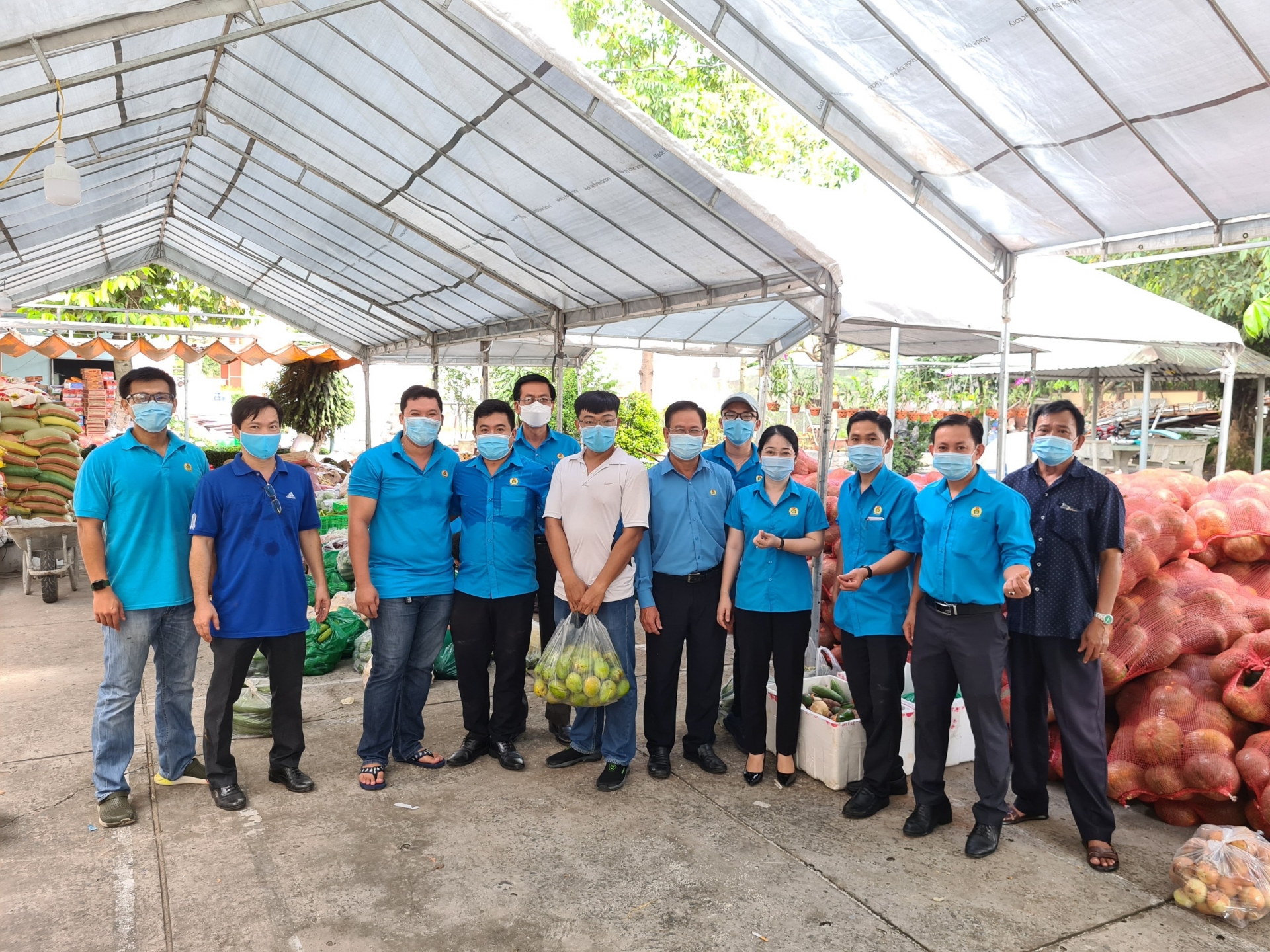 "Chuyến xe yêu thương" từ Lâm Đồng hỗ trợ rau củ quả cho người lao động Bình Dương