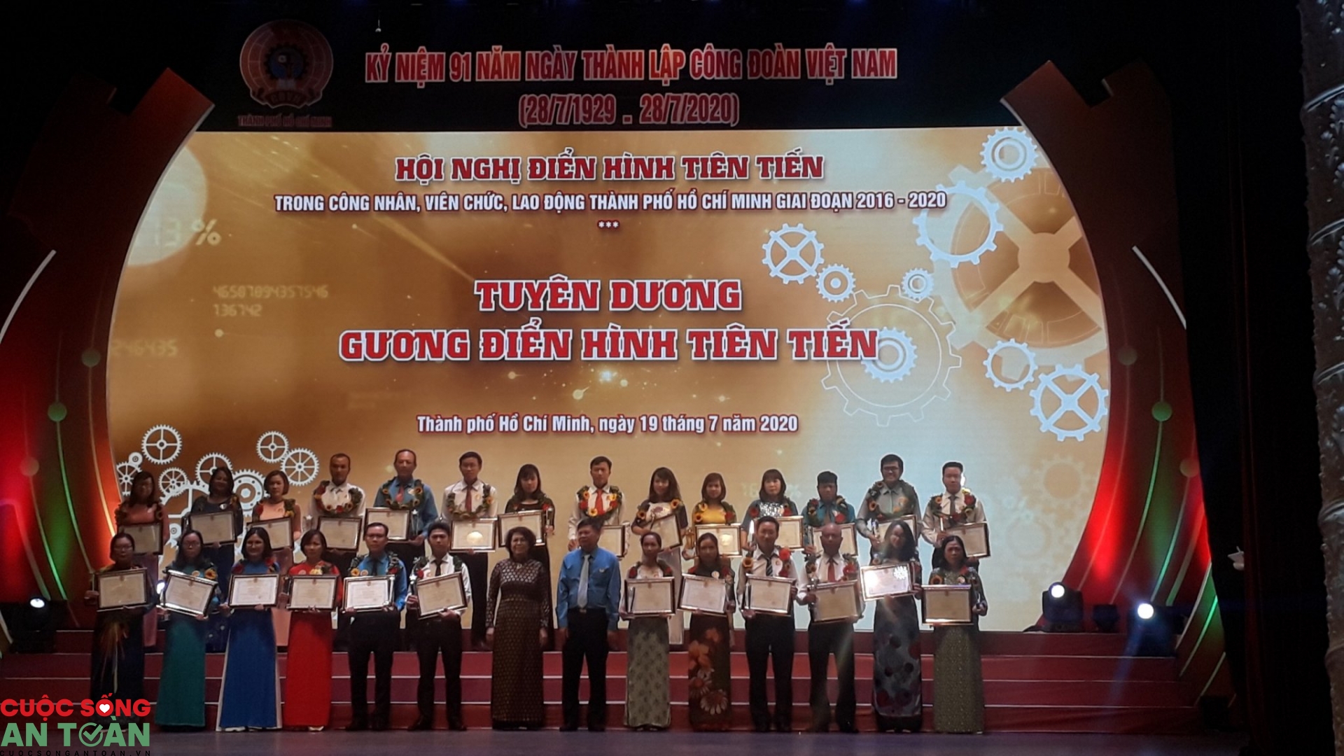 TP HCM: Tuyên dương 51 tập thể và 161 cá nhân điển hình tiên tiến (2016 - 2020) tp hcm tuyen duong 51 tap the va 161 ca nhan dien hinh tien tien 2015 2020