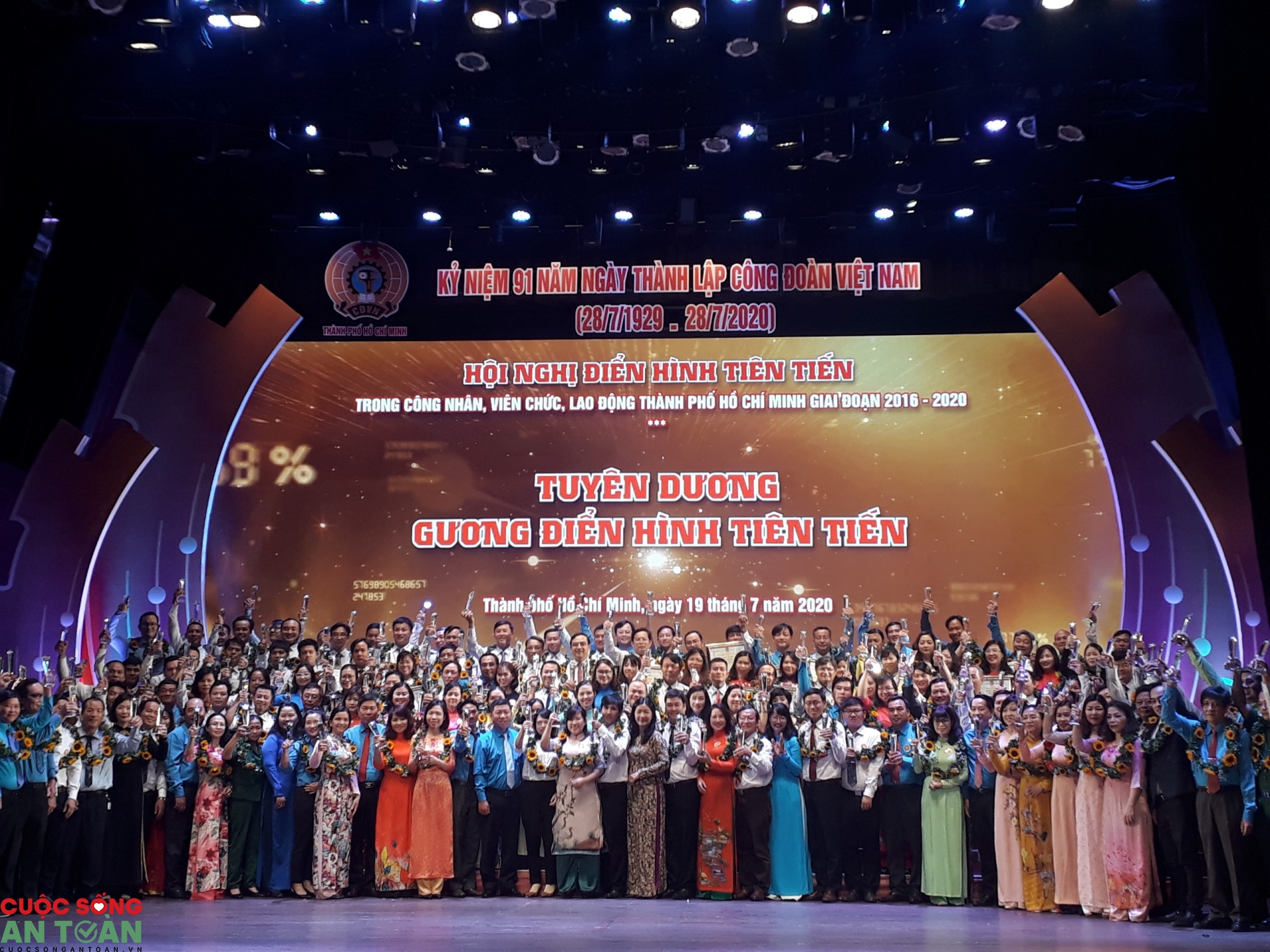 TP HCM: Tuyên dương 51 tập thể và 161 cá nhân điển hình tiên tiến (2016 - 2020) tp hcm tuyen duong 51 tap the va 161 ca nhan dien hinh tien tien 2015 2020