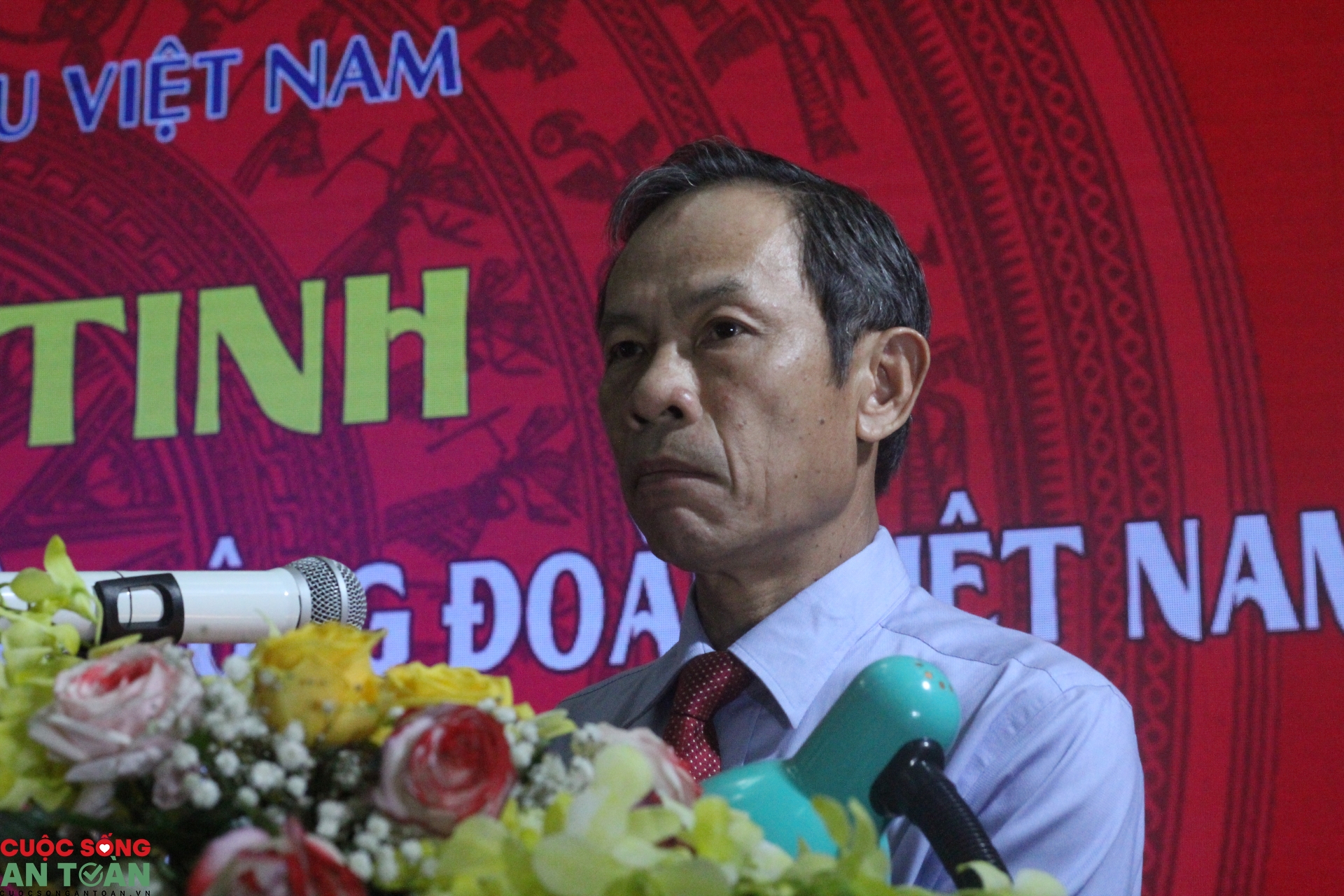 cong doan cao su viet nam chi hon 8 ty dong cho nguoi lao dong gap kho khan