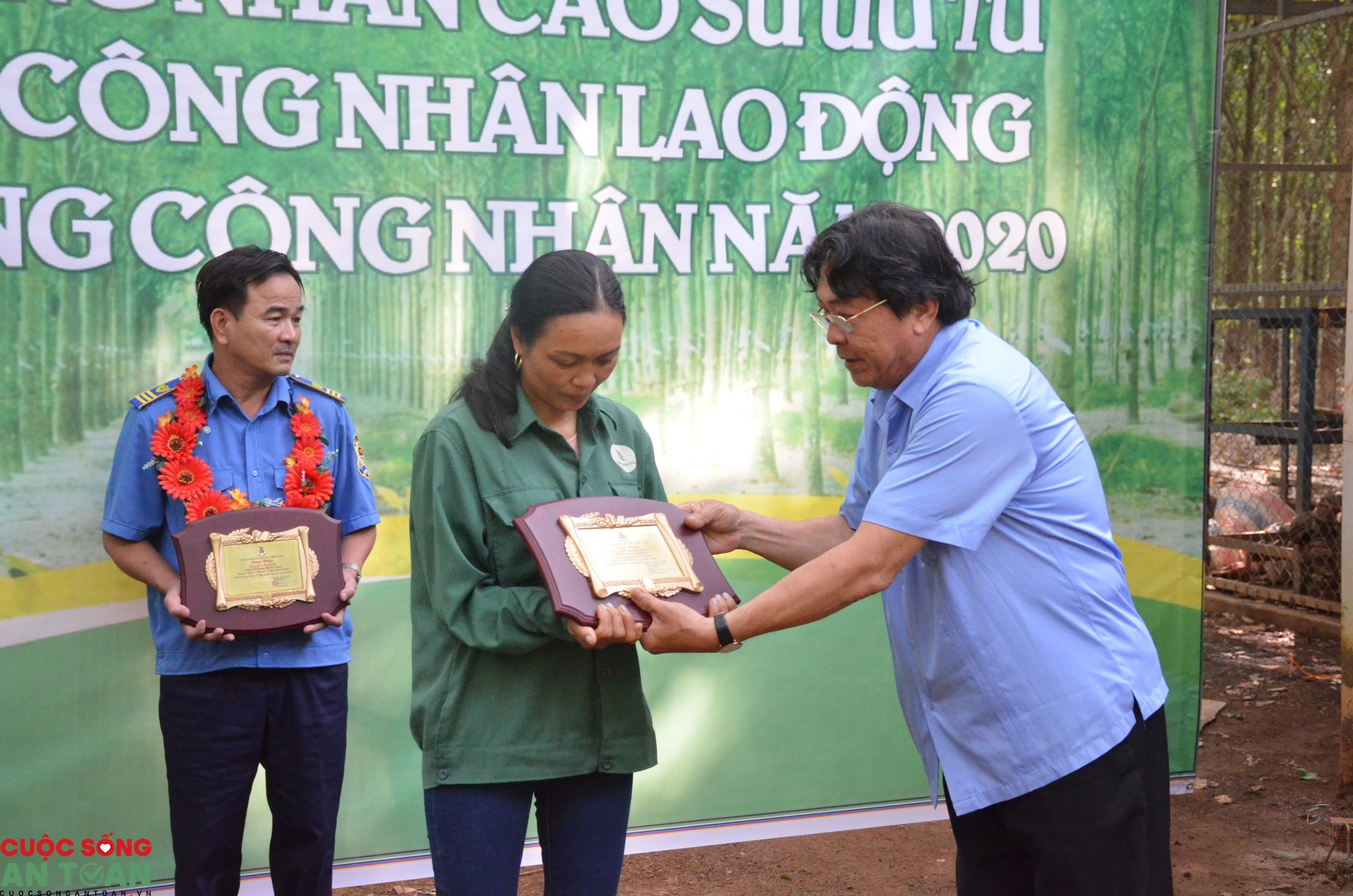 cong doan cao su viet nam chi hon 8 ty dong cho nguoi lao dong gap kho khan