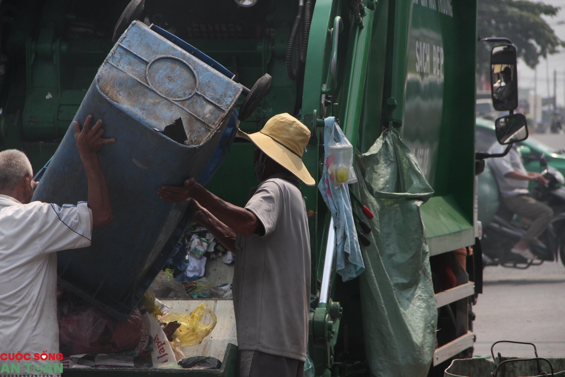 Nỗi vất vả của công nhân vệ sinh môi trường trong thời tiết khắc nghiệt noi vat va cua cong nhan ve sinh moi truong trong thoi tiet khac nghiet