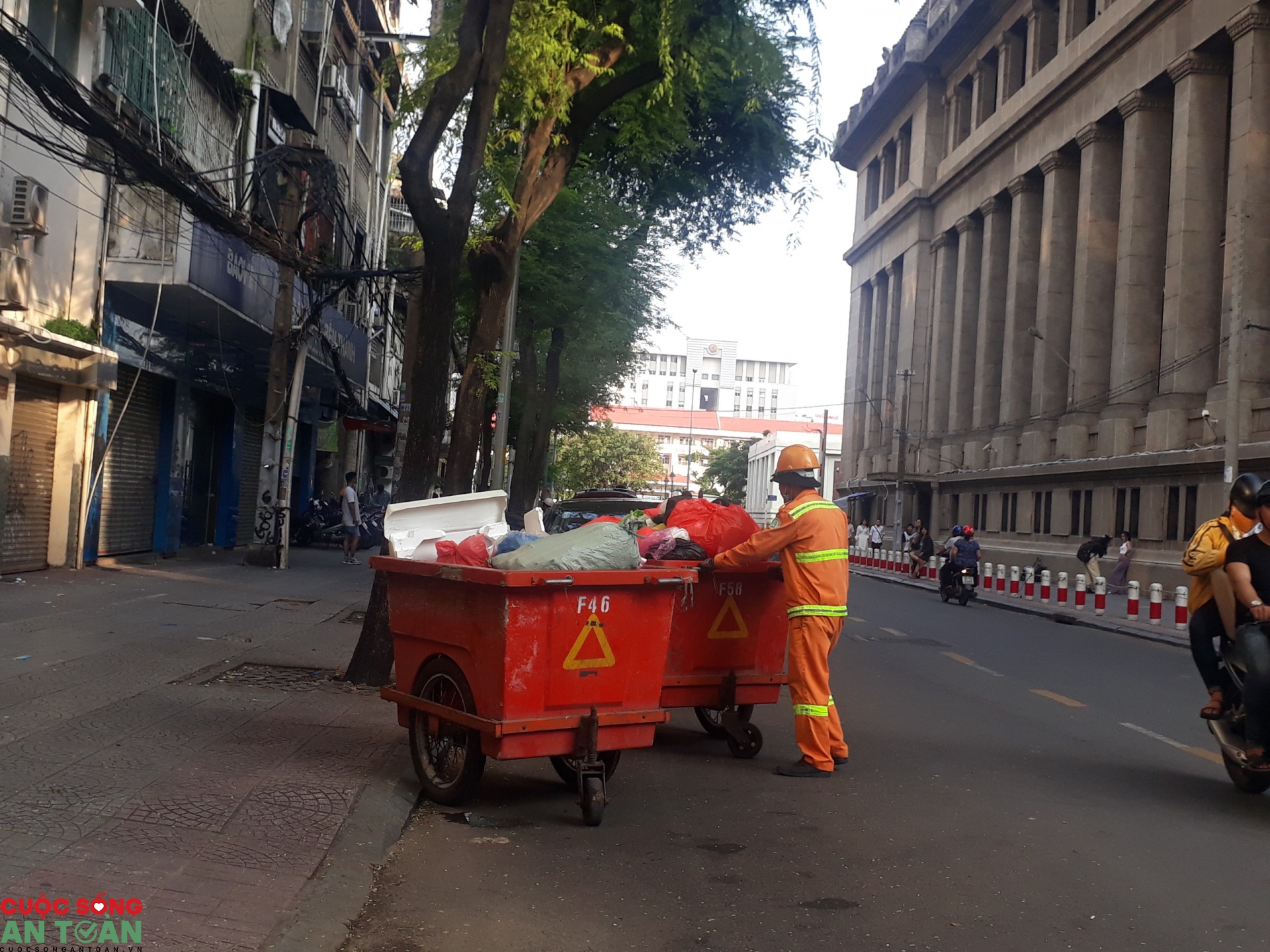 Nỗi vất vả của công nhân vệ sinh môi trường trong thời tiết khắc nghiệt noi vat va cua cong nhan ve sinh moi truong trong thoi tiet khac nghiet