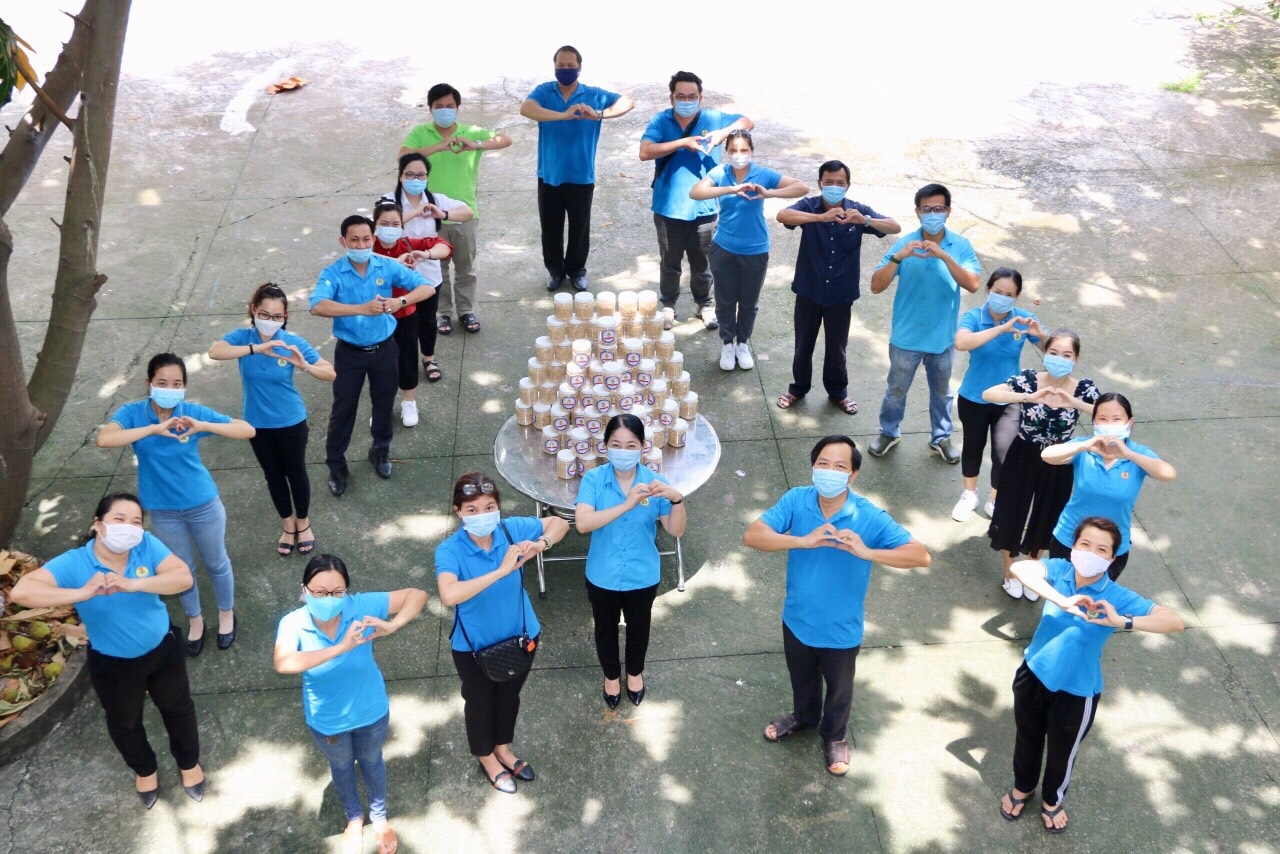 Tặng chà bông cho người lao động trong khu cách ly Tặng chà bông cho người lao động trong khu cách ly