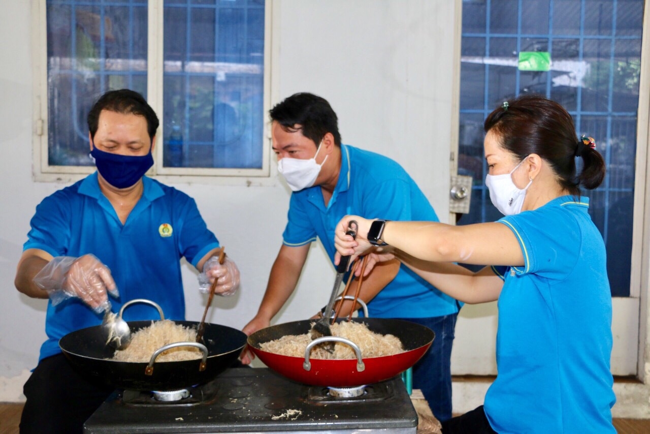 Tặng chà bông cho người lao động trong khu cách ly Tặng chà bông cho người lao động trong khu cách ly