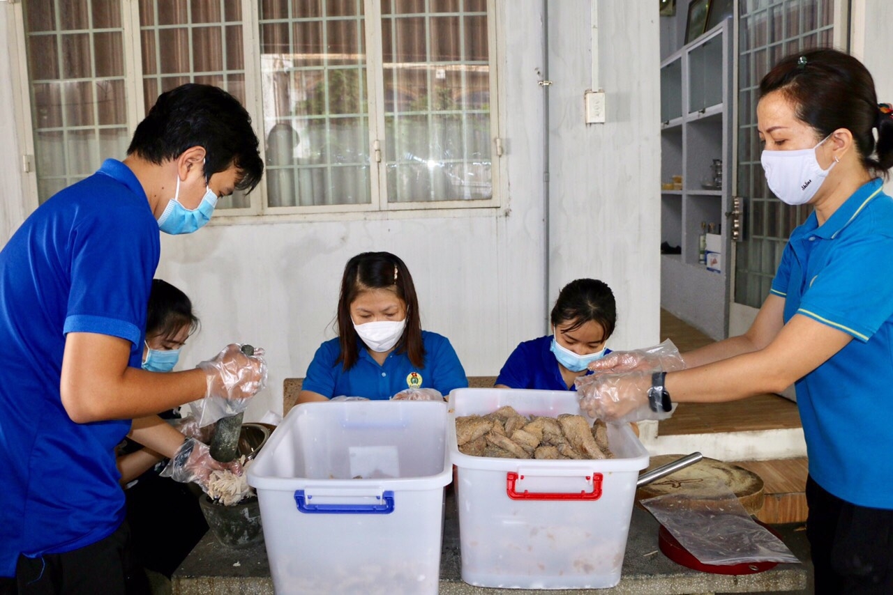 Tặng chà bông cho người lao động trong khu cách ly Tặng chà bông cho người lao động trong khu cách ly