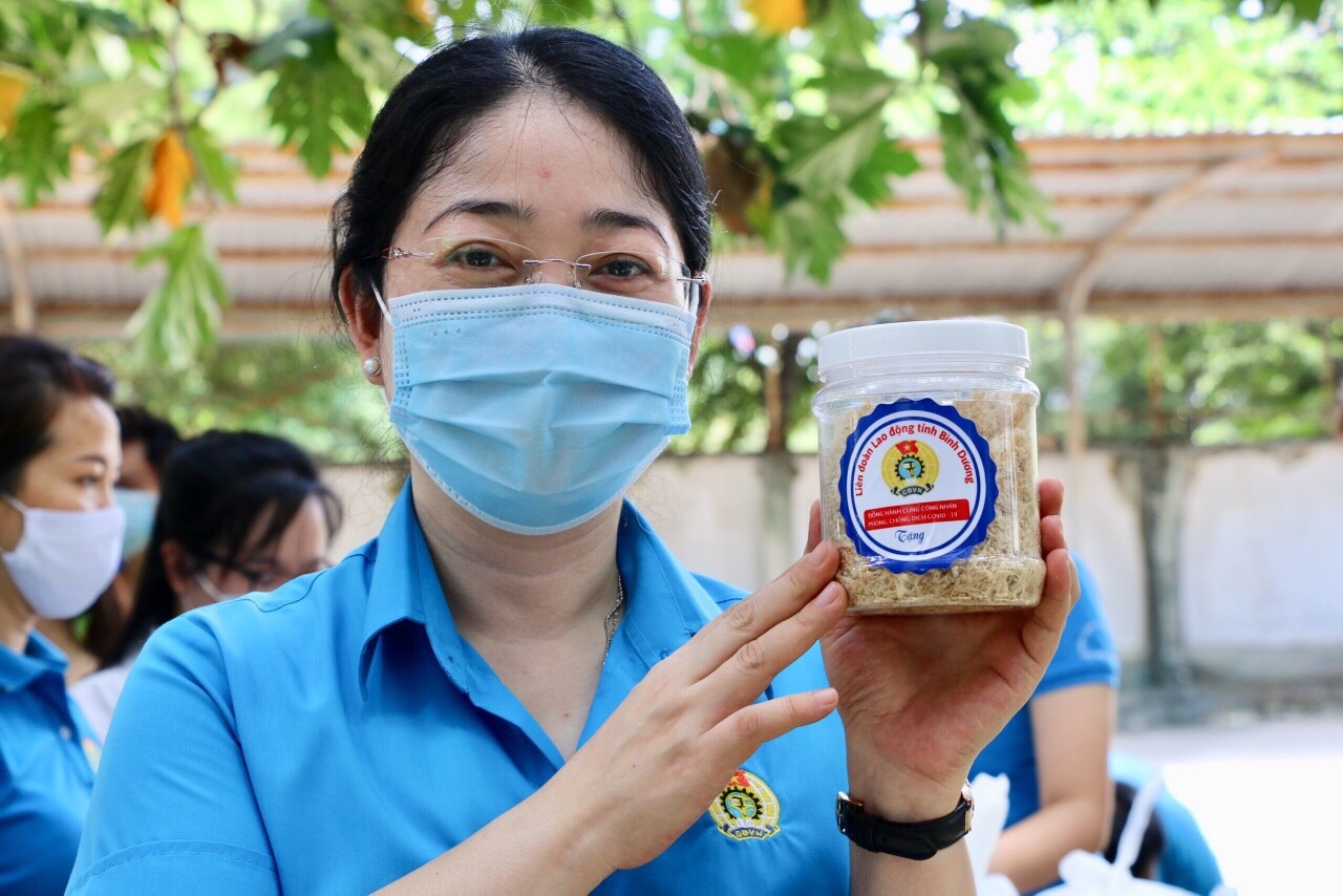 Tặng chà bông cho người lao động trong khu cách ly Tặng chà bông cho người lao động trong khu cách ly