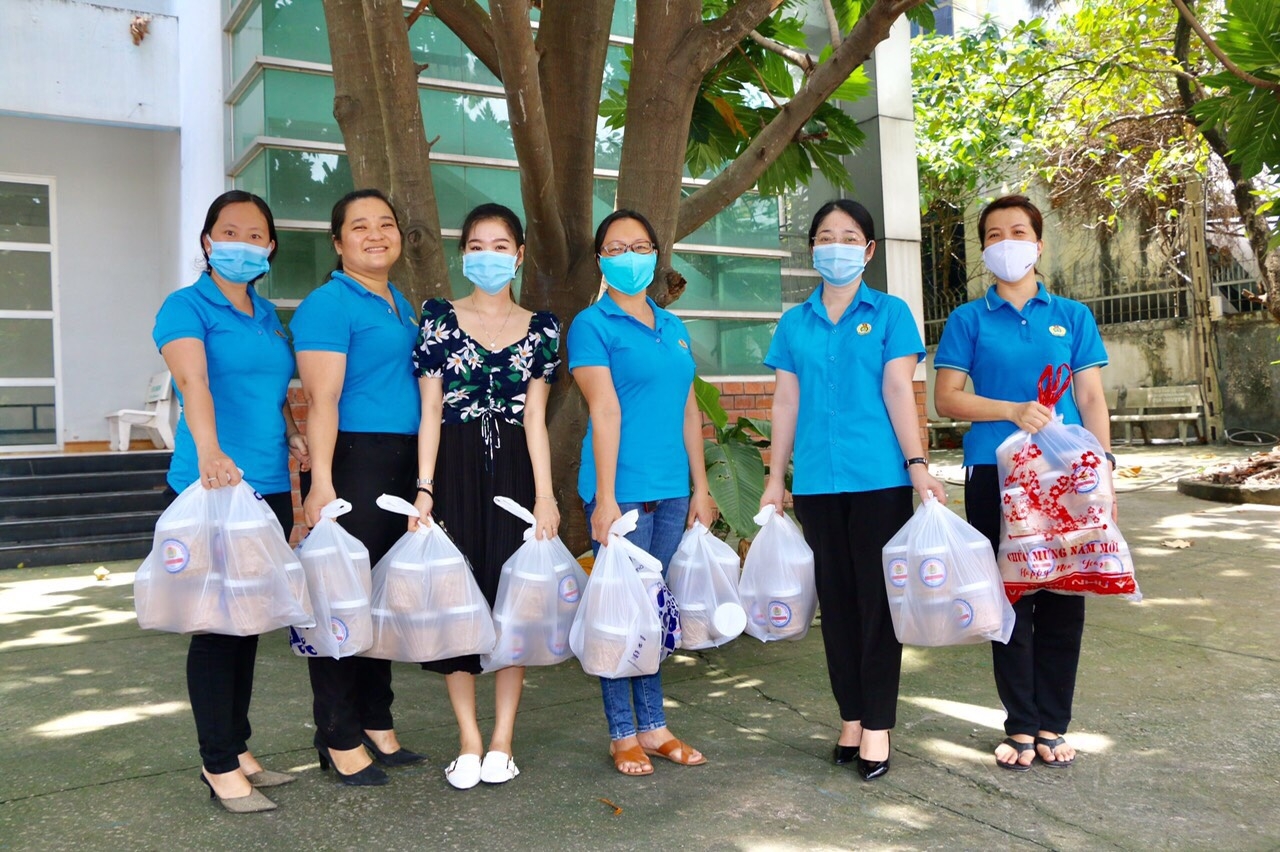 Tặng chà bông cho người lao động trong khu cách ly Tặng chà bông cho người lao động trong khu cách ly