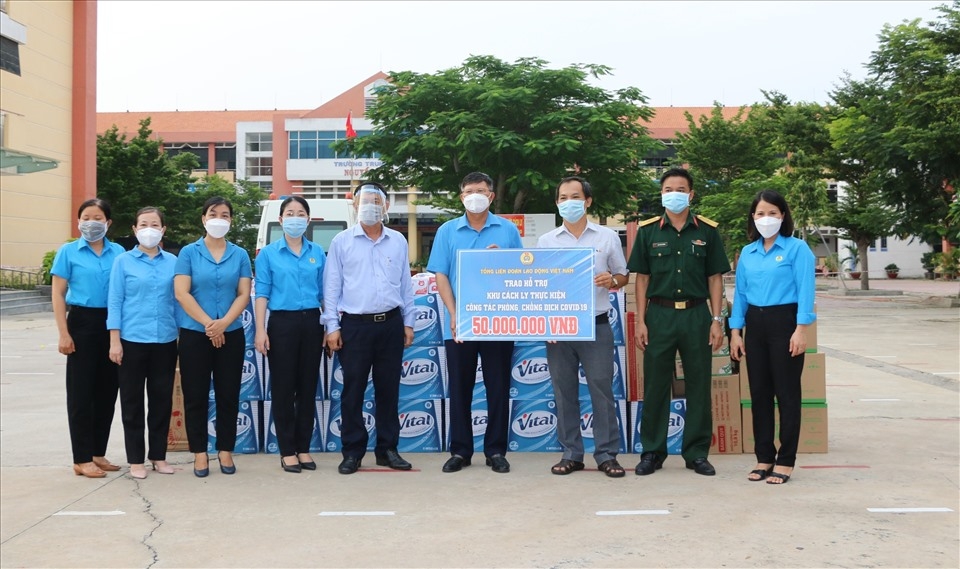 Tổng LĐLĐ Việt Nam thăm công nhân khu cách ly và hỗ trợ tỉnh Bình Dương 500 triệu đồng Tổng LĐLĐ Việt Nam thăm công nhân khu cách ly và hỗ trợ tỉnh Bình Dương 500 triệu đồng