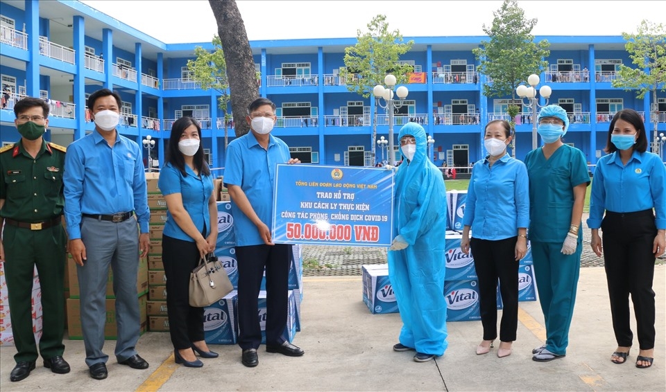 Tổng LĐLĐ Việt Nam thăm công nhân khu cách ly và hỗ trợ tỉnh Bình Dương 500 triệu đồng Tổng LĐLĐ Việt Nam thăm công nhân khu cách ly và hỗ trợ tỉnh Bình Dương 500 triệu đồng