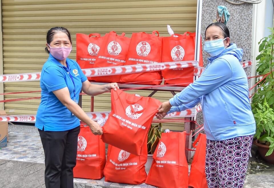 27.864 công nhân lao động đang nằm trong khu phong tỏa vì dịch Covid -19 tại TP HCM 27.864 công nhân lao động đang nằm trong khu phong tỏa vì dịch Covid -19 tại TP HCM