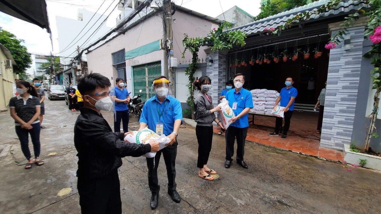 27.864 công nhân lao động đang nằm trong khu phong tỏa vì dịch Covid -19 tại TP HCM 27.864 công nhân lao động đang nằm trong khu phong tỏa vì dịch Covid -19 tại TP HCM