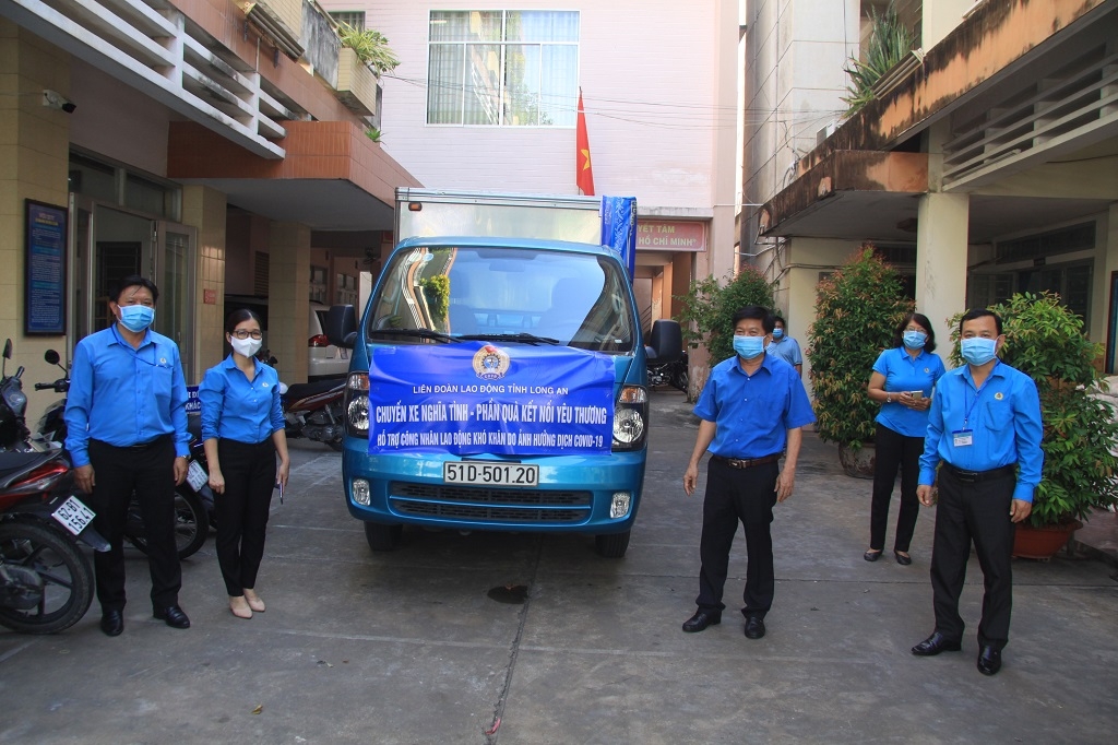 Công đoàn đoàn Long An đẩy mạnh hỗ trợ công nhân lao động khó khăn do dịch Covid-19