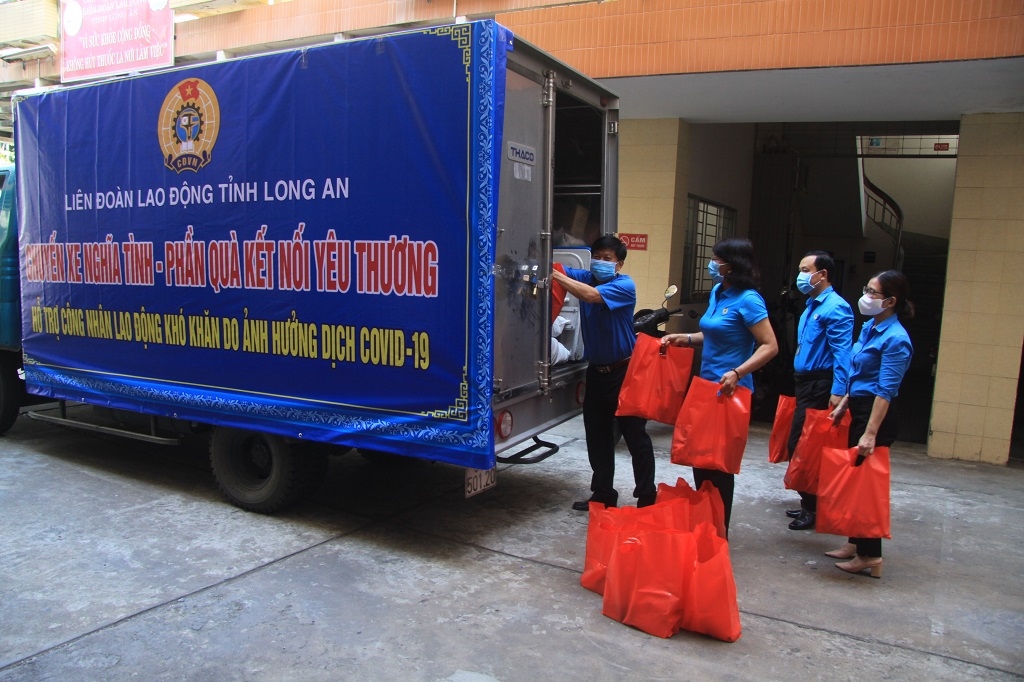 Công đoàn đoàn Long An đẩy mạnh hỗ trợ công nhân lao động khó khăn do dịch Covid-19