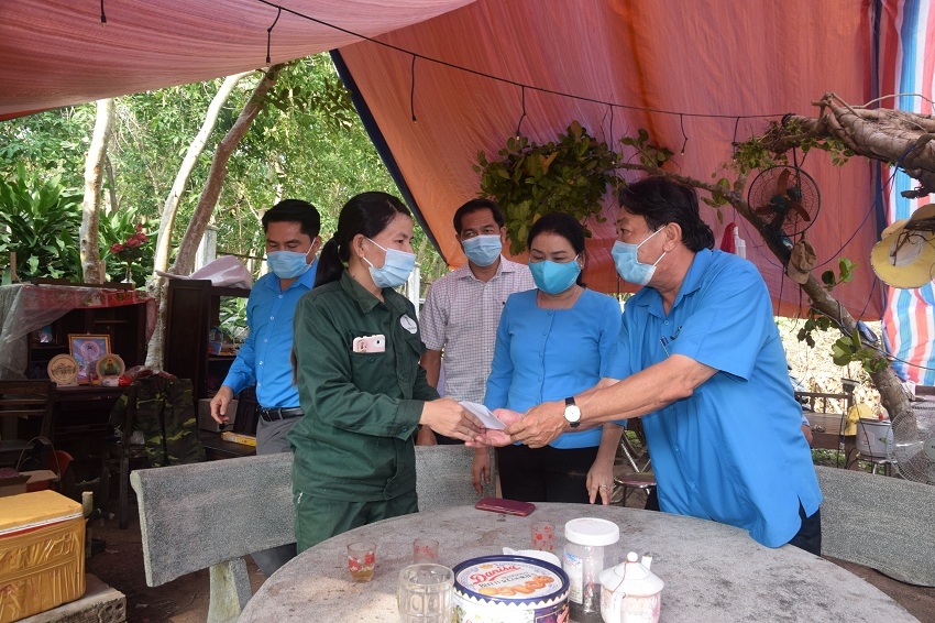 Công đoàn Cao su Dầu Tiếng: Luôn lắng nghe, chia sẻ với công nhân lao động Công đoàn Cao su Dầu Tiếng: Luôn lắng nghe, chia sẻ với công nhân lao động