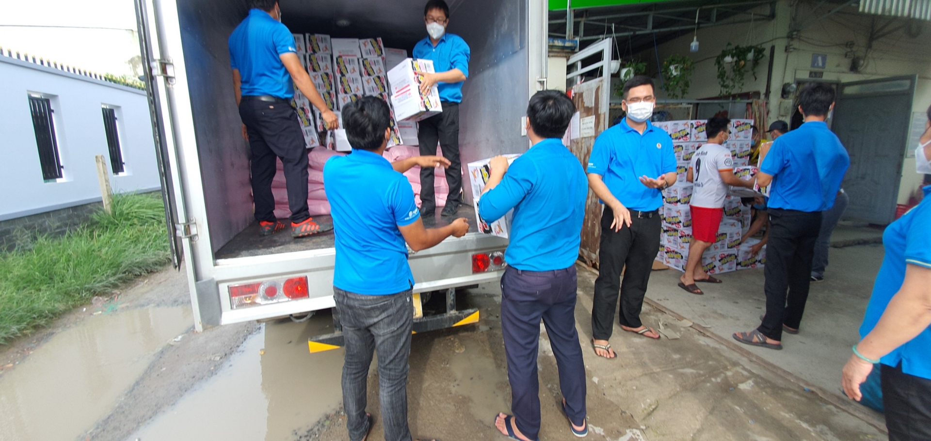 Công đoàn Long An tặng gần 500 phần quà cho người lao động khó khăn huyện Đức Huệ