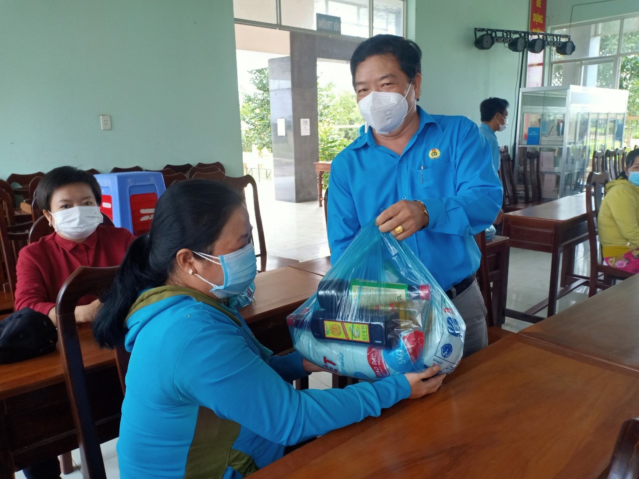 Công đoàn Long An tặng gần 500 phần quà cho người lao động khó khăn huyện Đức Huệ