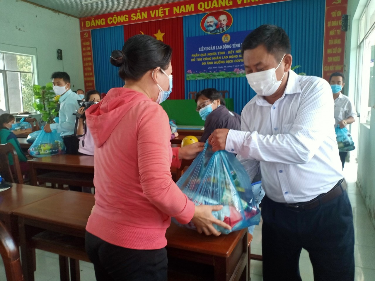 Công đoàn Long An tặng gần 500 phần quà cho người lao động khó khăn huyện Đức Huệ