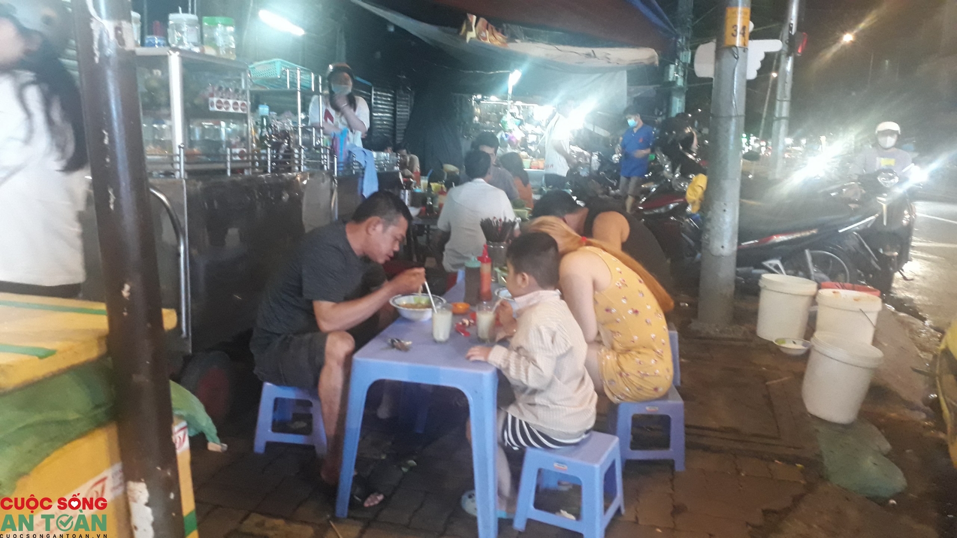 Phớt lờ dịch bệnh Covid-19 đang phức tạp, người dân vẫn tập trung ăn nhậu, đi cà phê 3040 z2016076583622 6eeecb09a7a6cb8af9a719680c973051