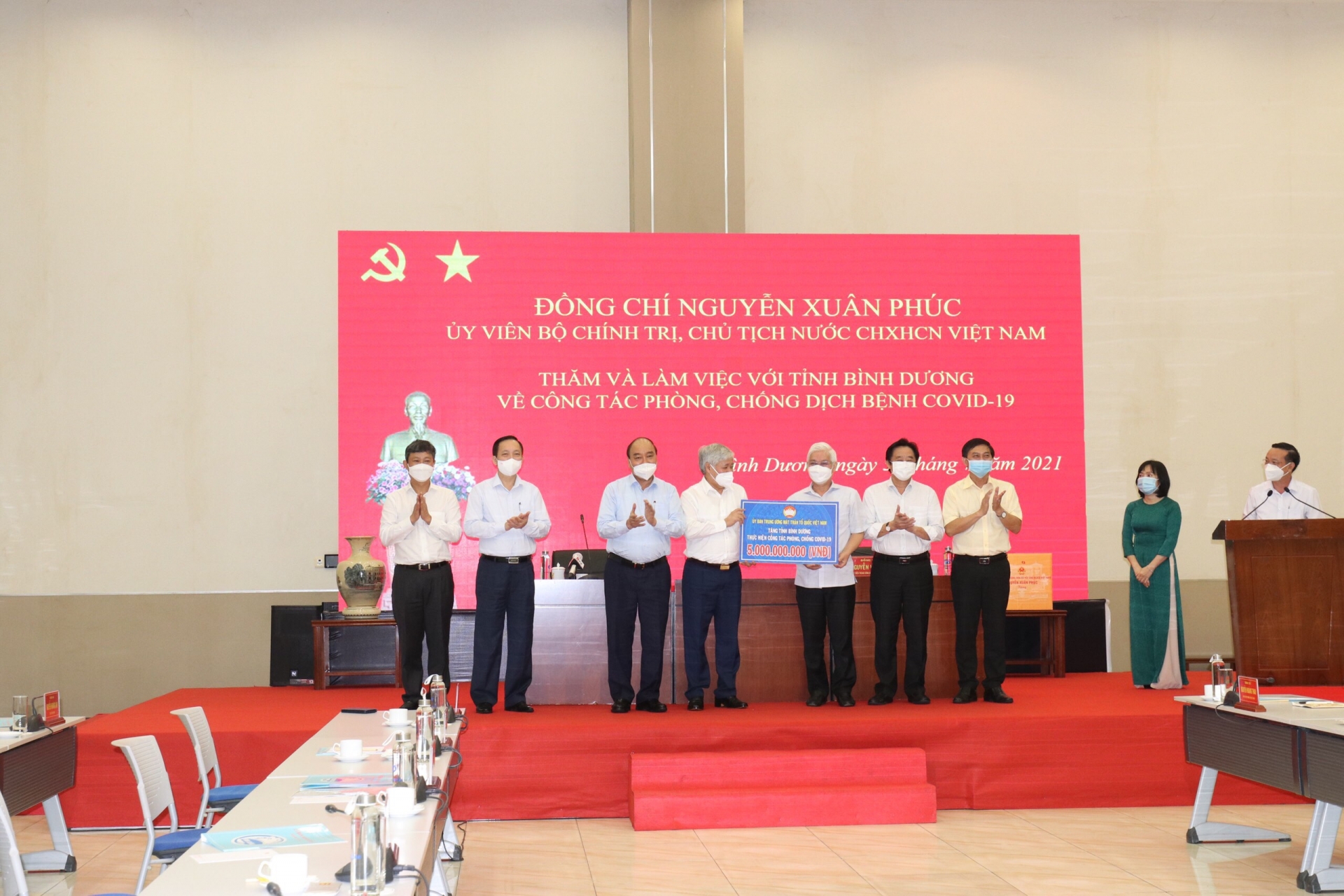 Chủ tịch nước Nguyễn Xuân Phúc: Kiểm tra công tác phòng, chống dịch tại Bình Dương Chủ tịch nước Nguyễn Xuân Phúc: Kiểm tra công tác phòng, chống dịch tại Bình Dương