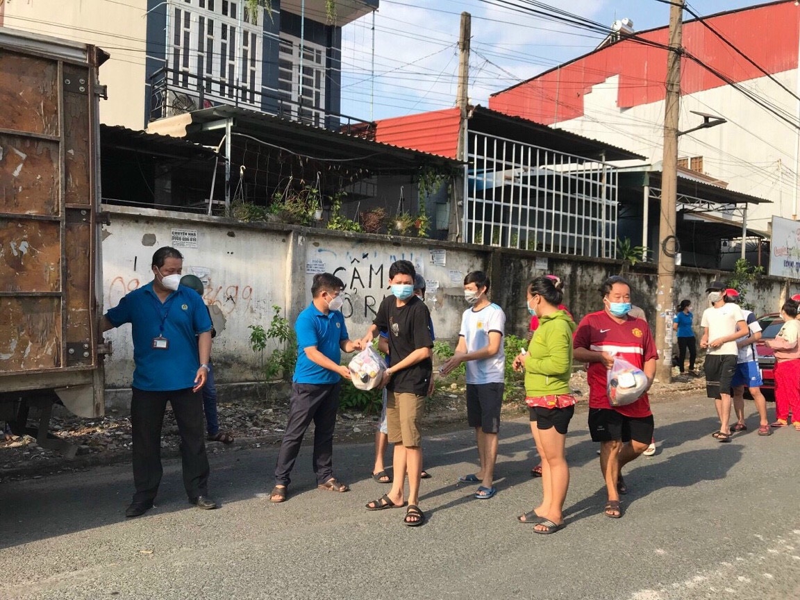 Bình Dương: Tặng tiền, hỗ trợ nhu yếu phẩm và giảm tiền thuê nhà cho người lao động