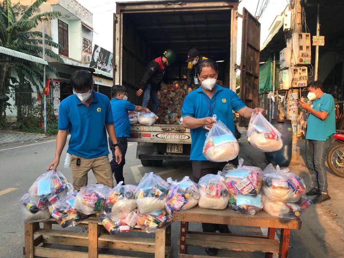 Bình Dương: Tặng tiền, hỗ trợ nhu yếu phẩm và giảm tiền thuê nhà cho người lao động