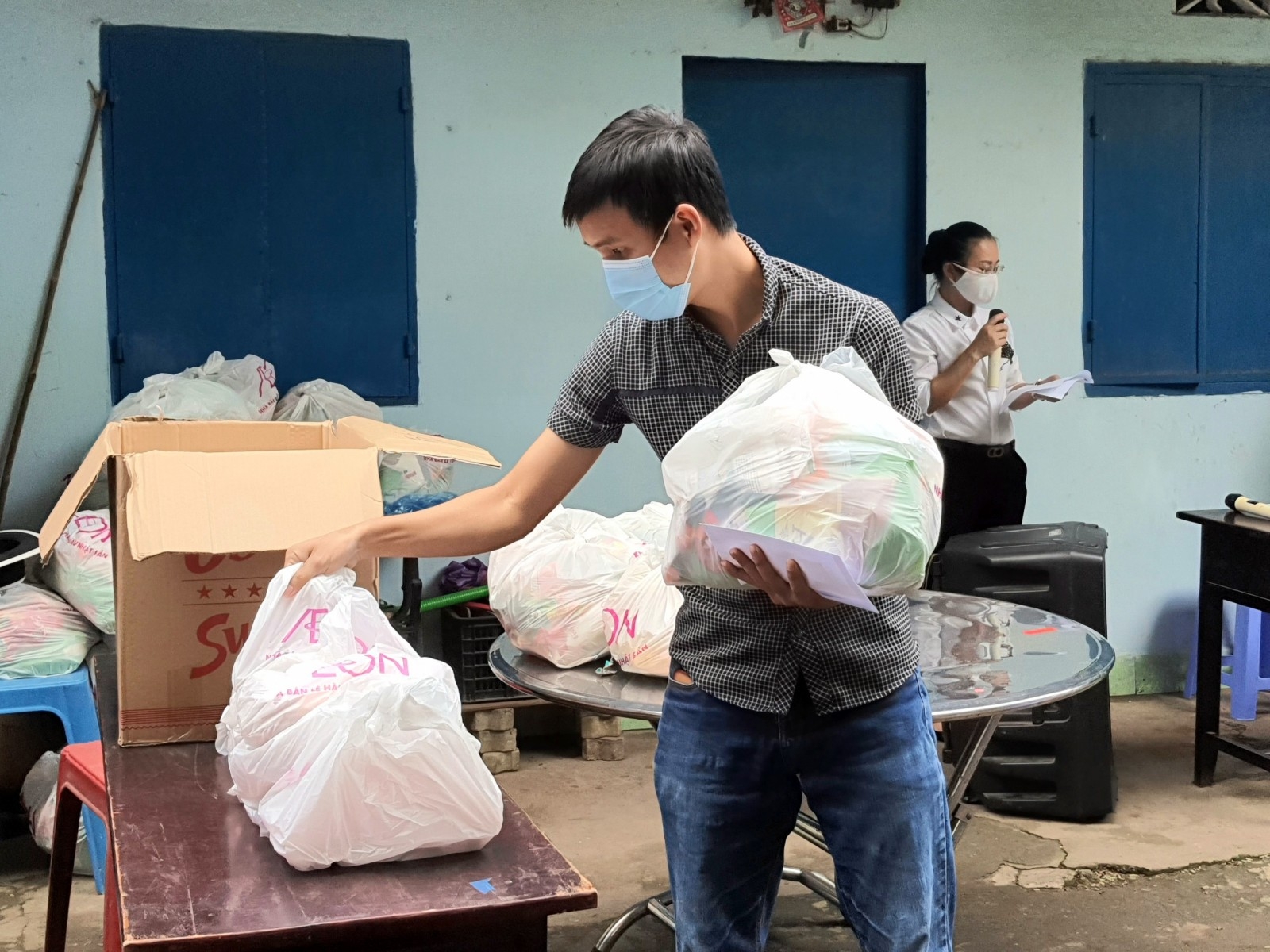 Bình Dương: Tặng tiền, hỗ trợ nhu yếu phẩm và giảm tiền thuê nhà cho người lao động