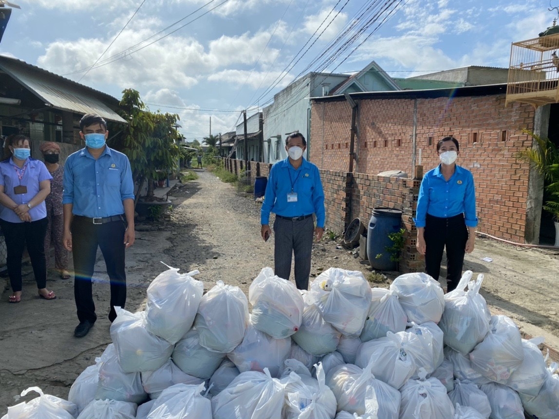 Công khai số điện thoại cán bộ công đoàn để người lao động liên hệ khi cần giúp đỡ Công khai số điện thoại cán bộ công đoàn để người lao động liên hệ khi cần giúp đỡ