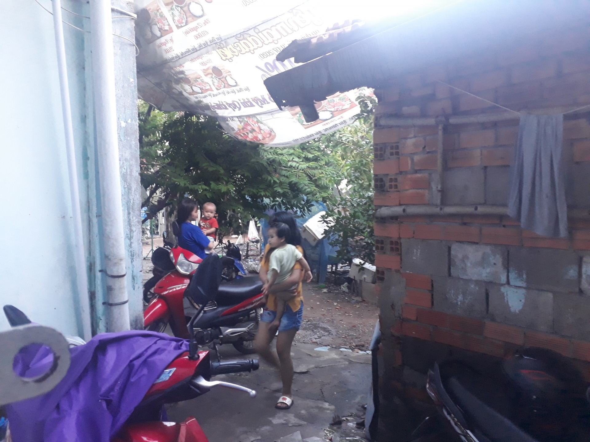 Công nhân lao động mong được giảm tiền thuê trọ Công nhân lao động mong được giảm tiền thuê trọ