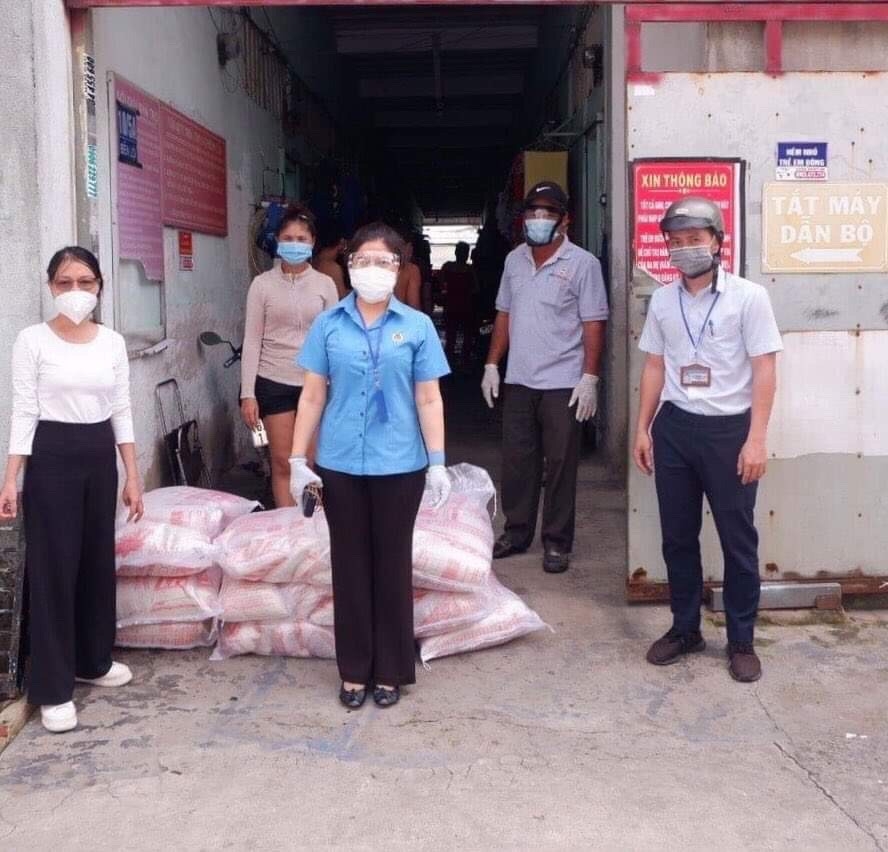 Công nhân lao động chật vật ở lại thành phố trong mùa dịch Công nhân lao động chật vật ở lại thành phố trong mùa dịch