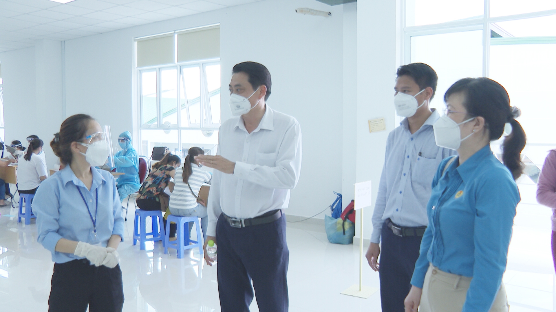 Trà Vinh: Người lao động phấn khởi khi được tiêm vắc xin Trà Vinh: Người lao động phấn khởi khi được tiêm vắc xin