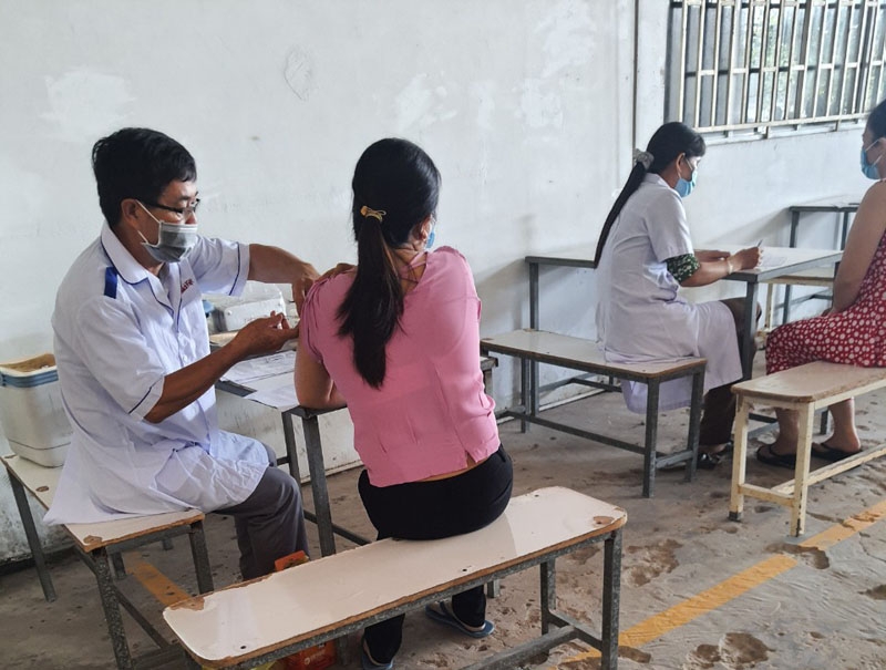 Trà Vinh: Người lao động phấn khởi khi được tiêm vắc xin Trà Vinh: Người lao động phấn khởi khi được tiêm vắc xin