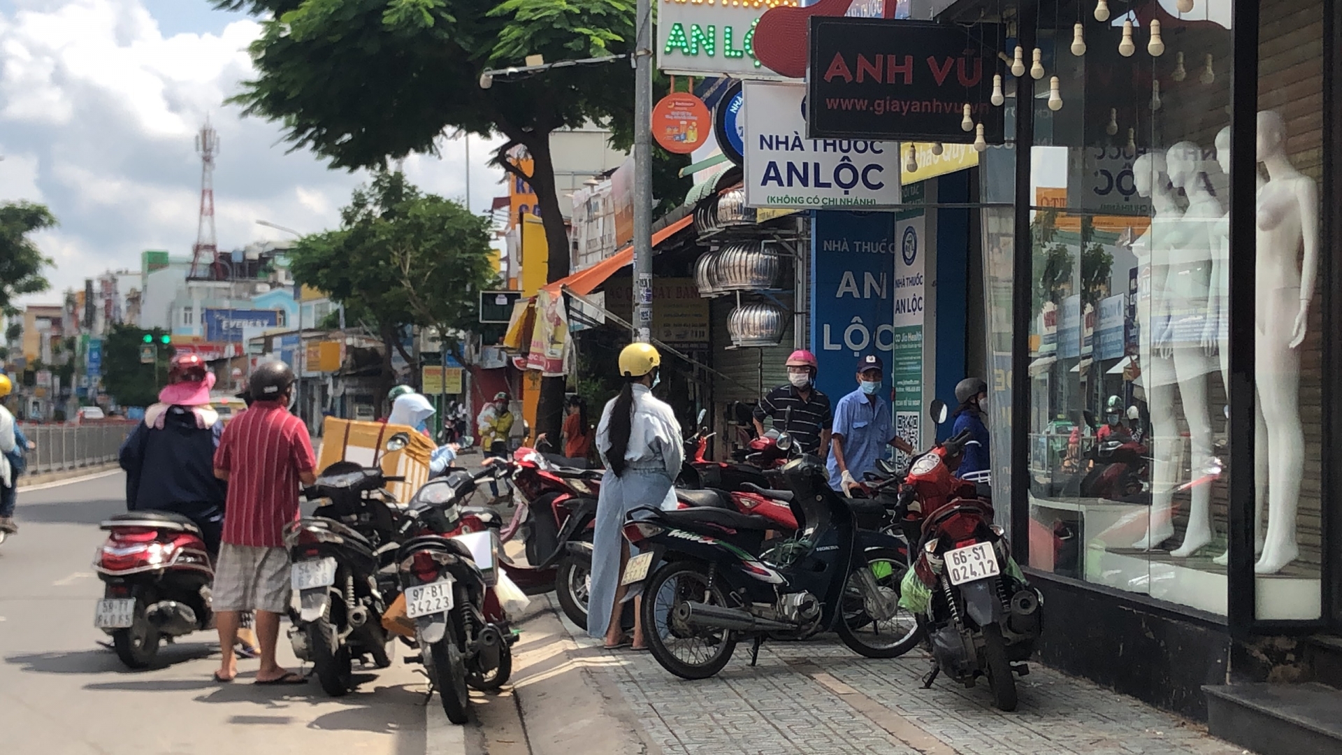 Người dân vẫn ra đường đông bất chấp Chỉ thị 16 và 16 tăng cường