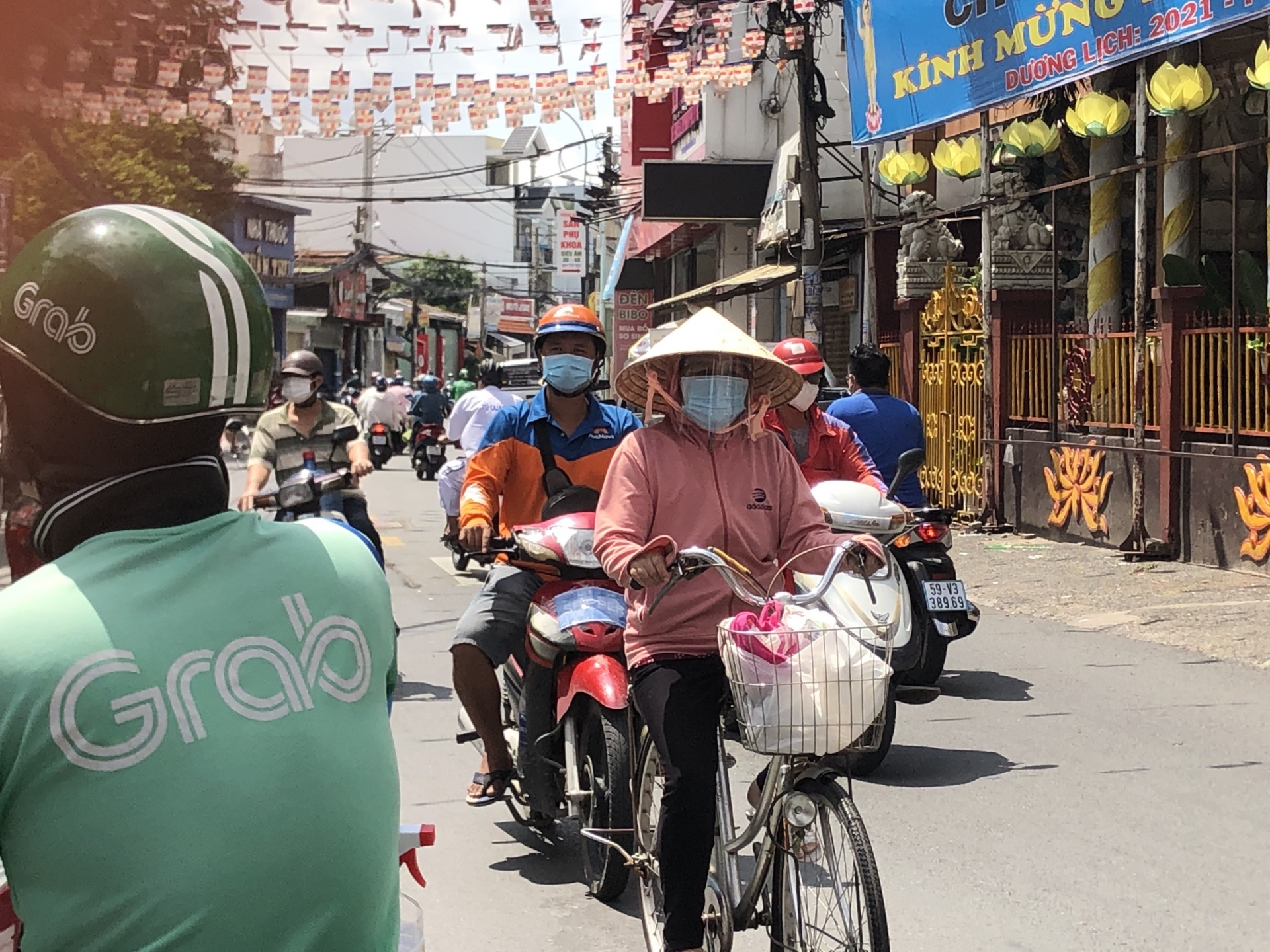 Người dân vẫn ra đường đông bất chấp Chỉ thị 16 và 16 tăng cường