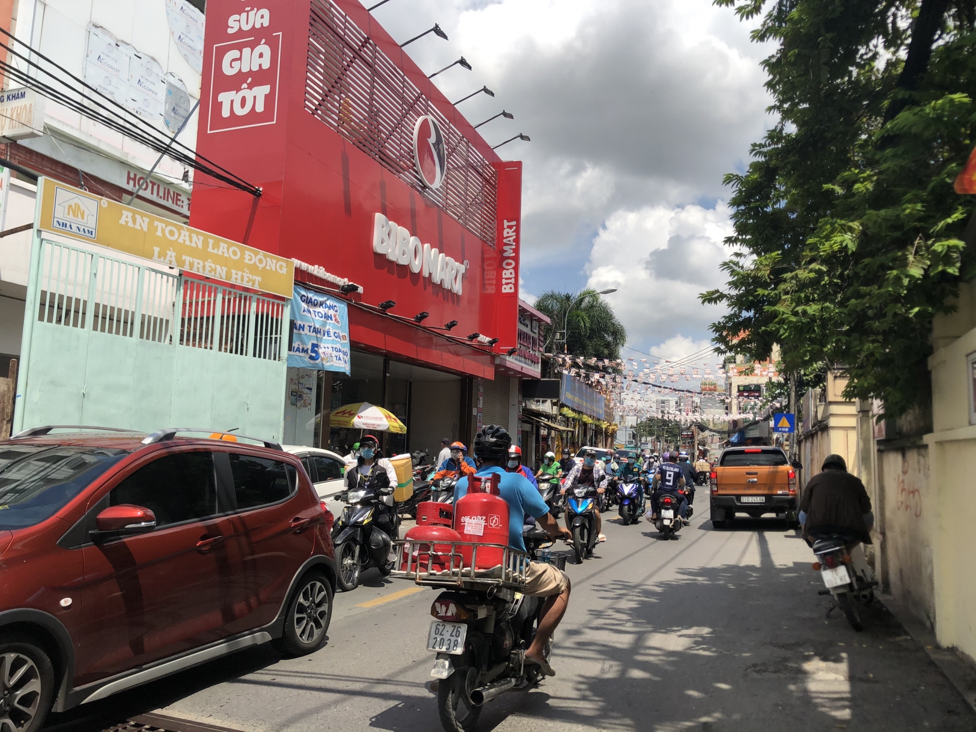 Người dân vẫn ra đường đông bất chấp Chỉ thị 16 và 16 tăng cường