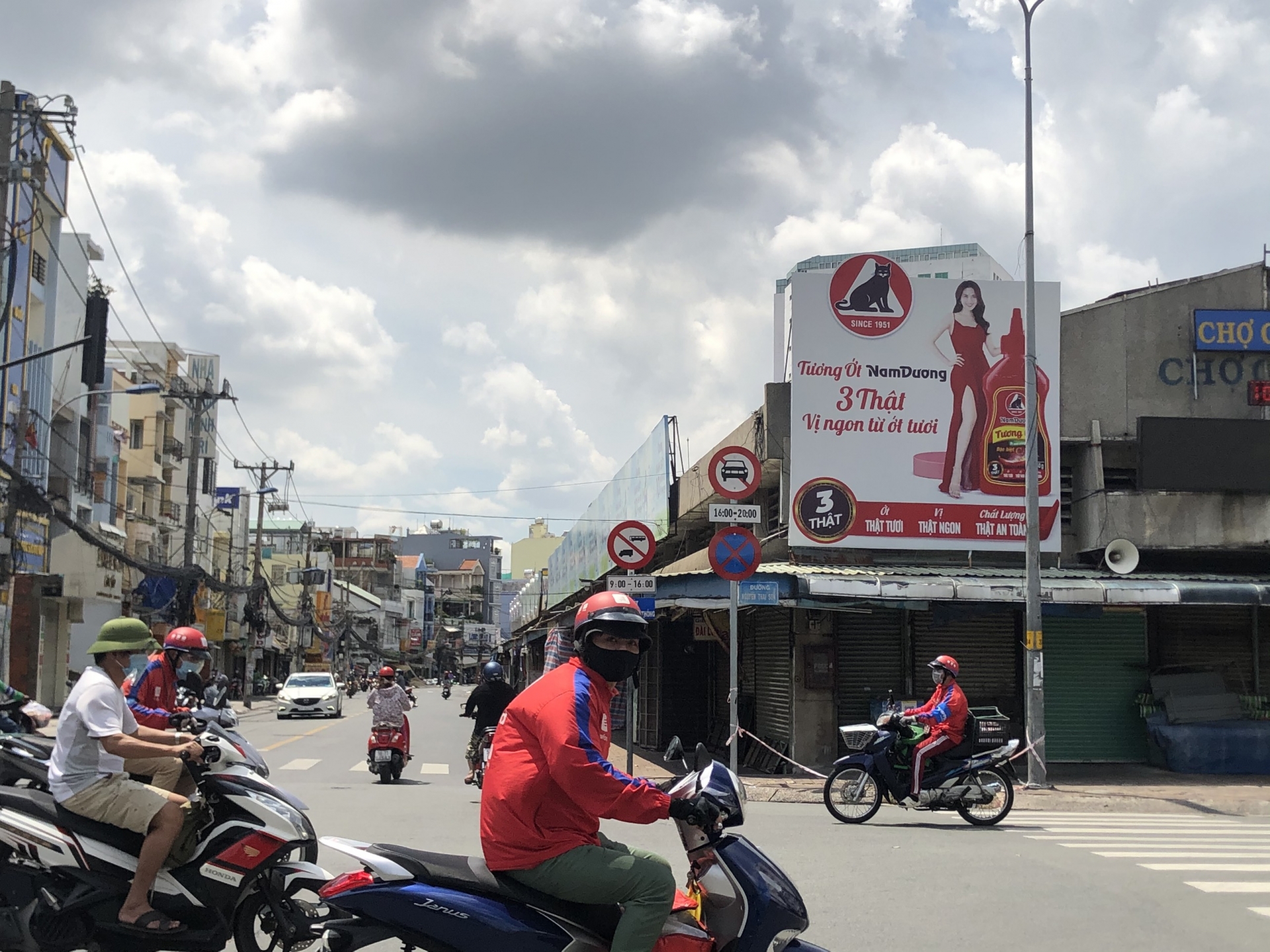 Người dân vẫn ra đường đông bất chấp Chỉ thị 16 và 16 tăng cường