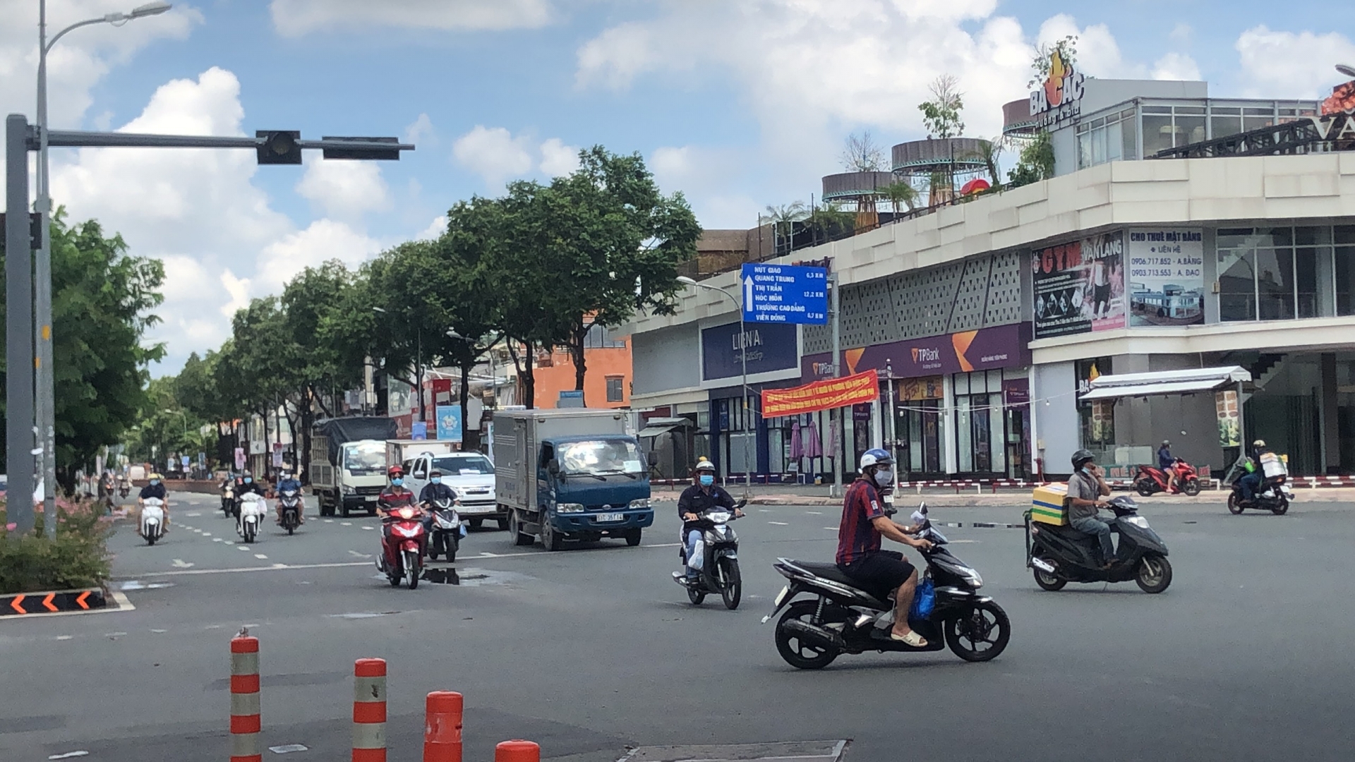 Người dân vẫn ra đường đông bất chấp Chỉ thị 16 và 16 tăng cường