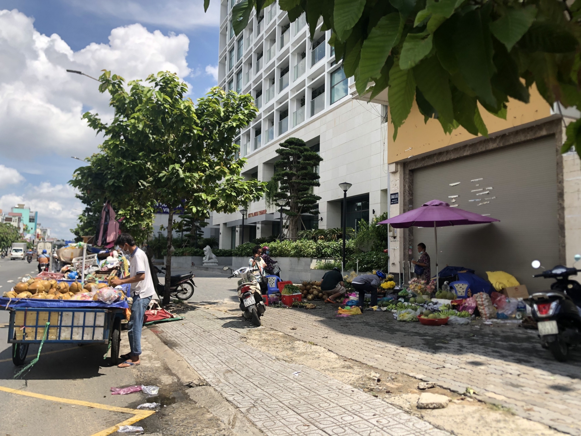 Người dân vẫn ra đường đông bất chấp Chỉ thị 16 và 16 tăng cường