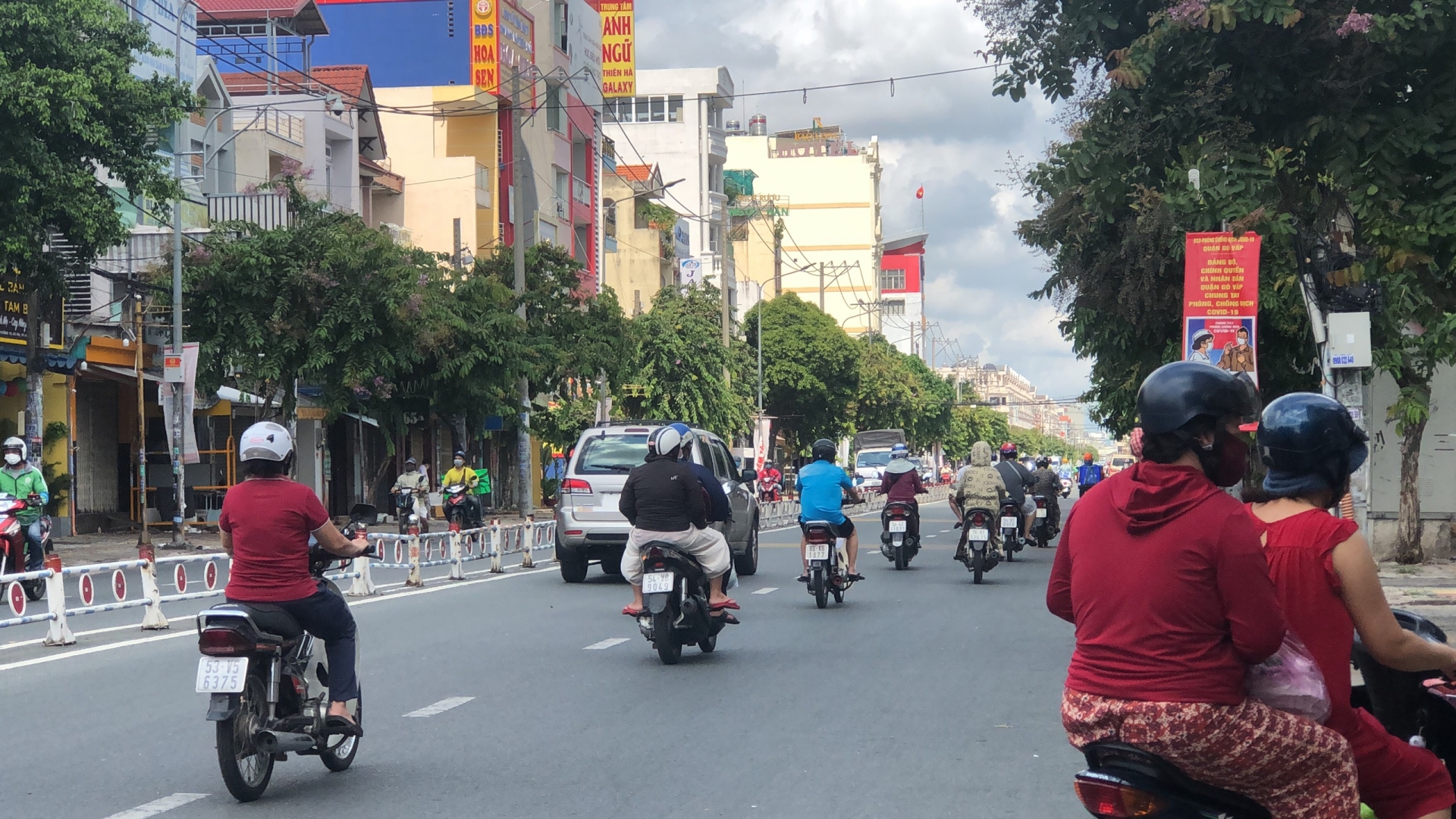 Người dân vẫn ra đường đông bất chấp Chỉ thị 16 và 16 tăng cường