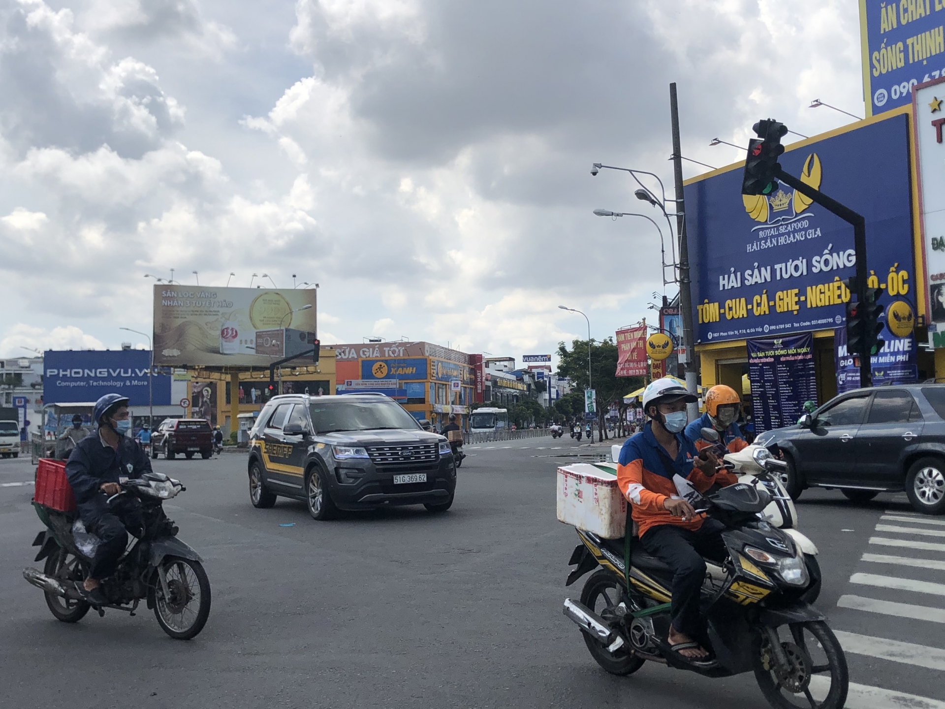 Người dân vẫn ra đường đông bất chấp Chỉ thị 16 và 16 tăng cường