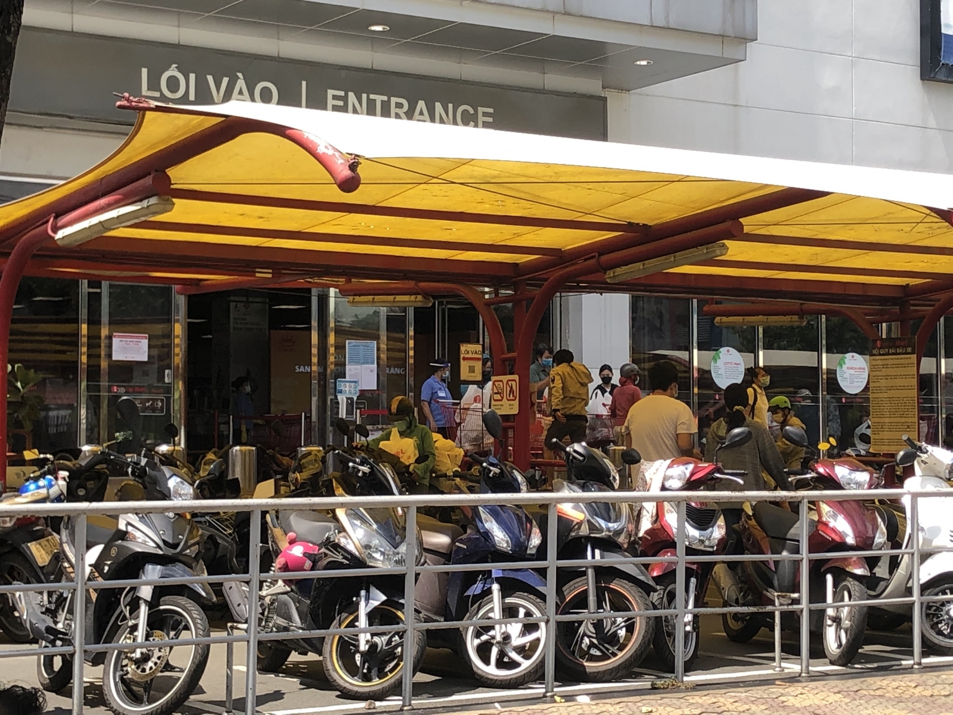 Người dân vẫn ra đường đông bất chấp Chỉ thị 16 và 16 tăng cường